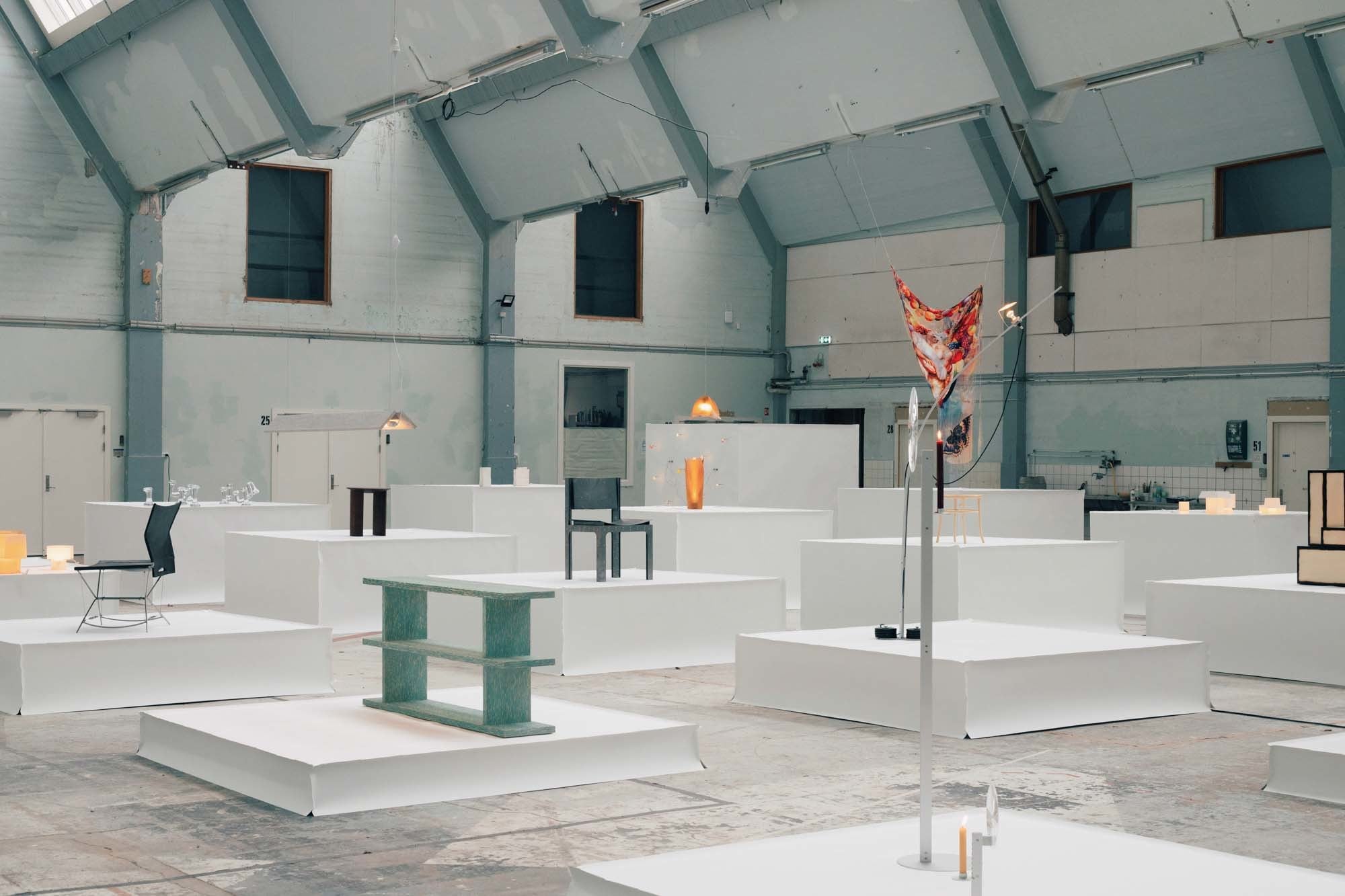 Das Ausstellungsformat Ukurant präsentierte Objekter junger Designer*innen in einer Fabrikhalle in Islangs Brygge