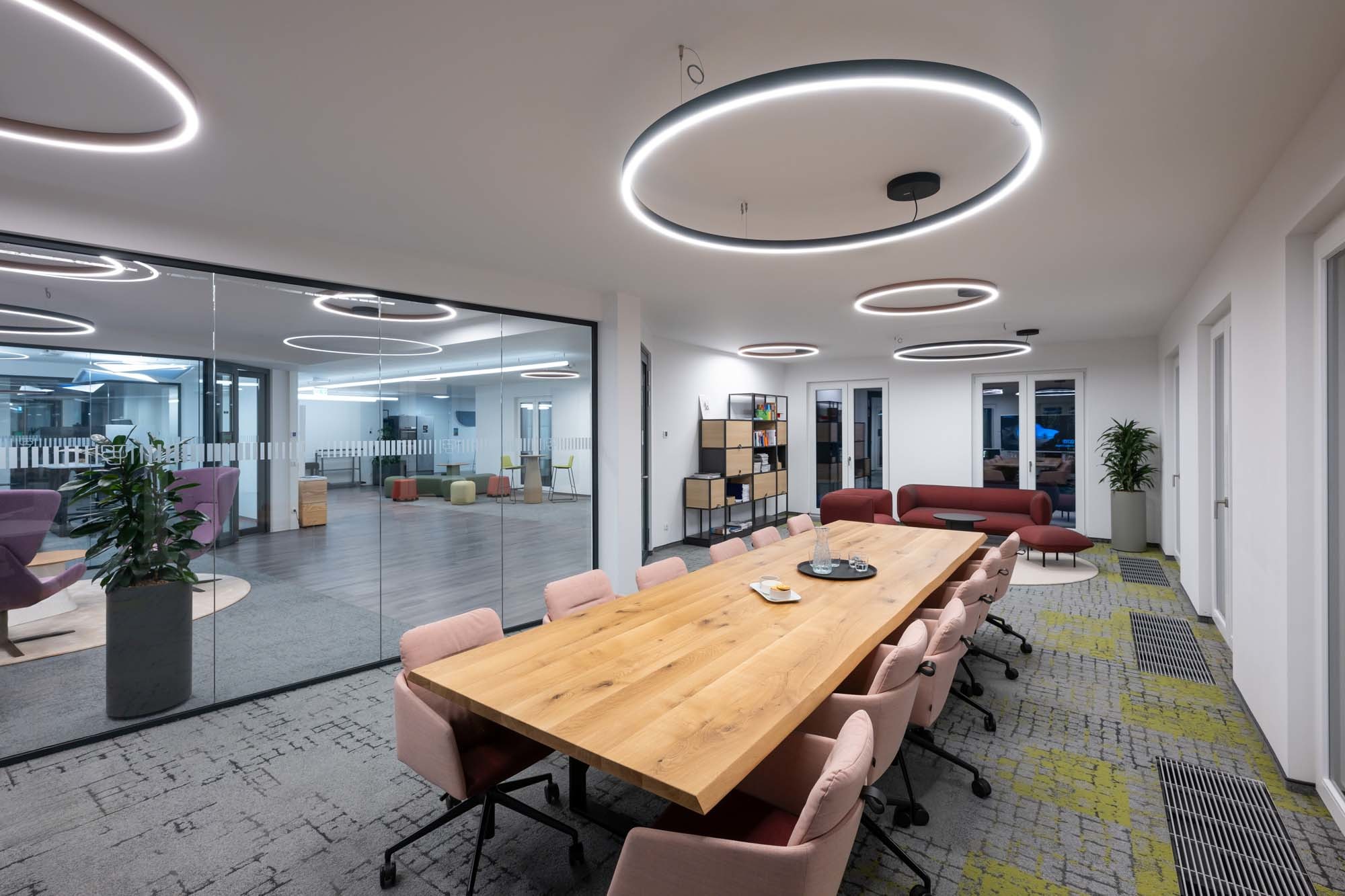 A.24 Stand-alone Ceiling Circular von Artemide ist ein deckenmontierter LED-Lichtring. Die Leuchte ist in zwei Größen sowie mit diffuser oder gerichteter Lichtabgabe erhältlich.