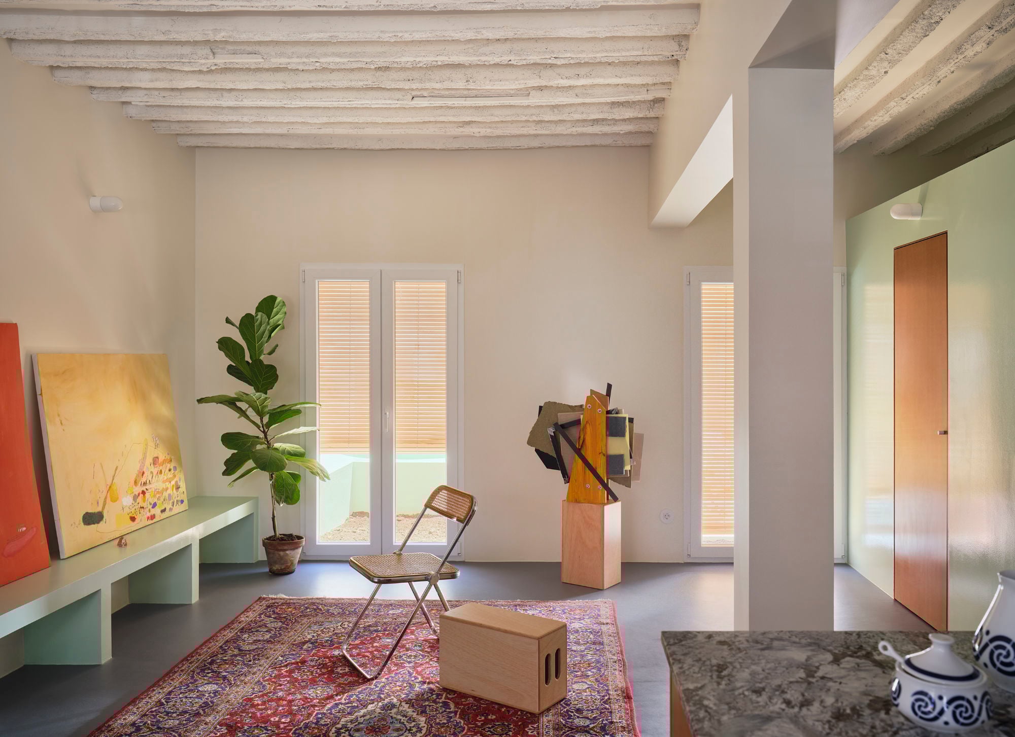 Ein kleines Reihenhaus in Madrid wurde radikal neu gedacht. Das Studio Extrarradio machte aus gerade einmal 68 Quadratmetern ein offenes Wohnkonzept mit grünen Raumkuben und Pool im Innenhof.