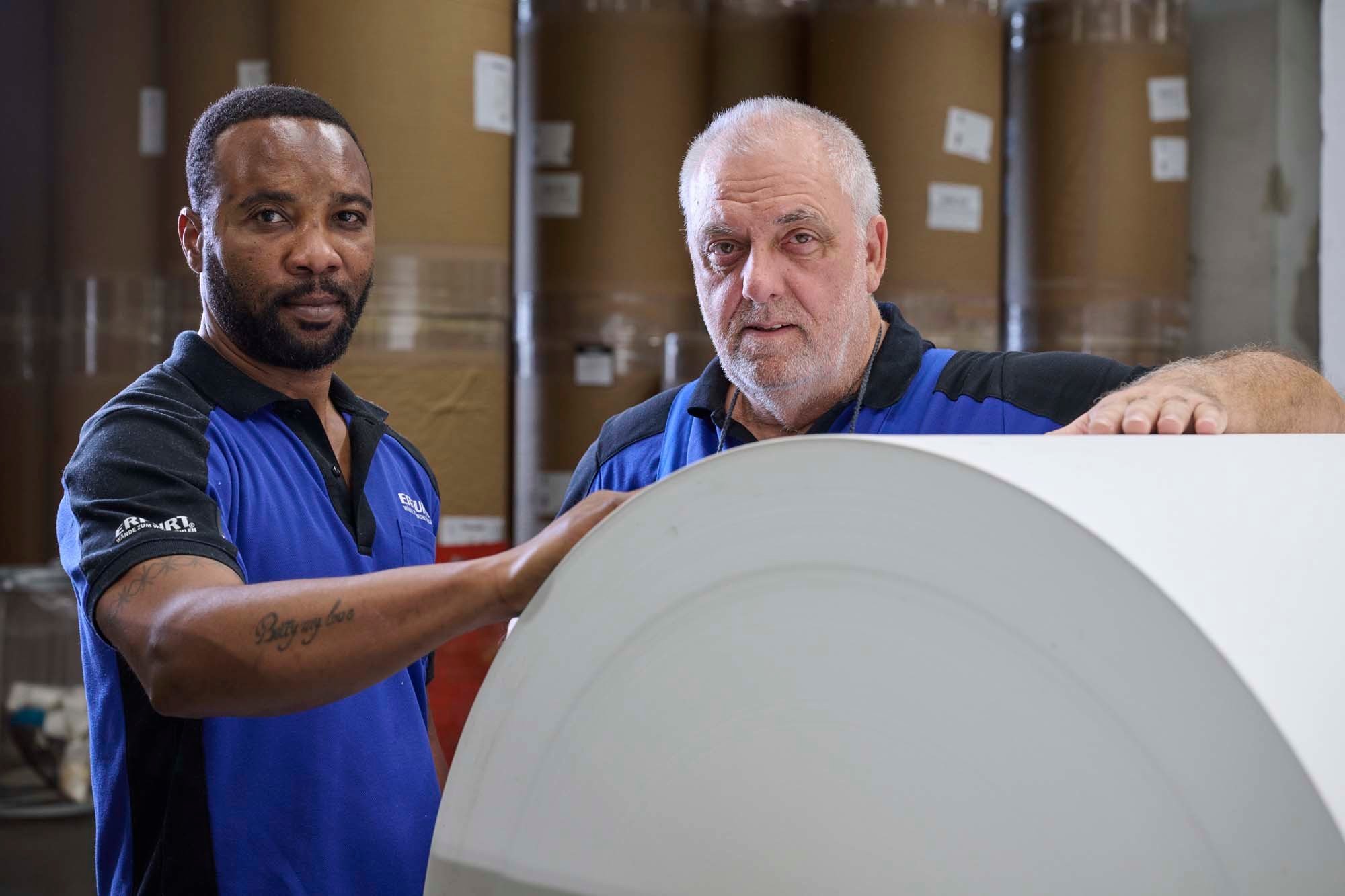 Zwei Mitarbeiter führen die GIGA-Rollentapete