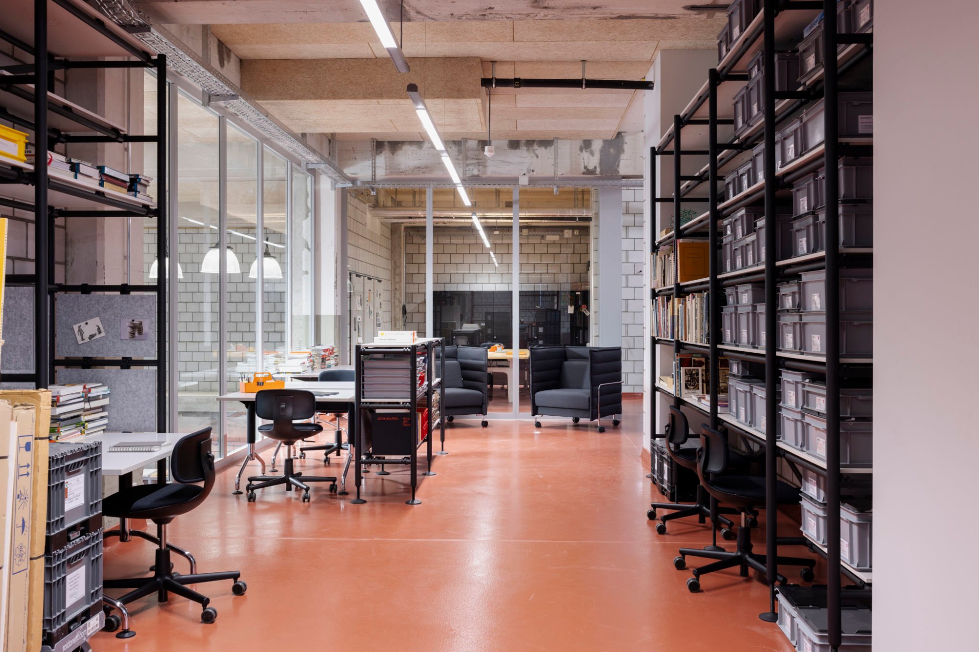 Vitra / Schule für Gestaltung Bern und Biel / Stettlen bei Bern: In einer ehemaligen Kartonfabrik entstand ein temporärer Campus mit Ateliers, Werkstätten und Lernräumen auf 14.000 Quadratmetern.