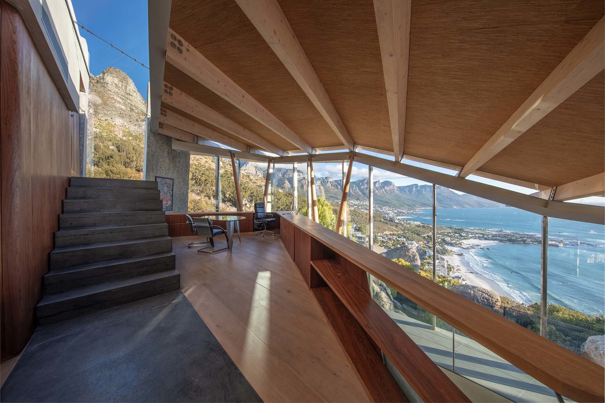 Die Villa <i data-start="417" data-end="429">Lion’s Ark</i> in Bantry Bay, Kapstadt, wurde in den Fels des Lion’s Head gebaut und öffnet sich mit weitem Blick über den Atlantik. Die Villa Lion’s Ark in Bantry Bay, Kapstadt, wurde in den Fels des Lion’s Head gebaut und öffnet sich mit weitem Blick über den Atlantik.