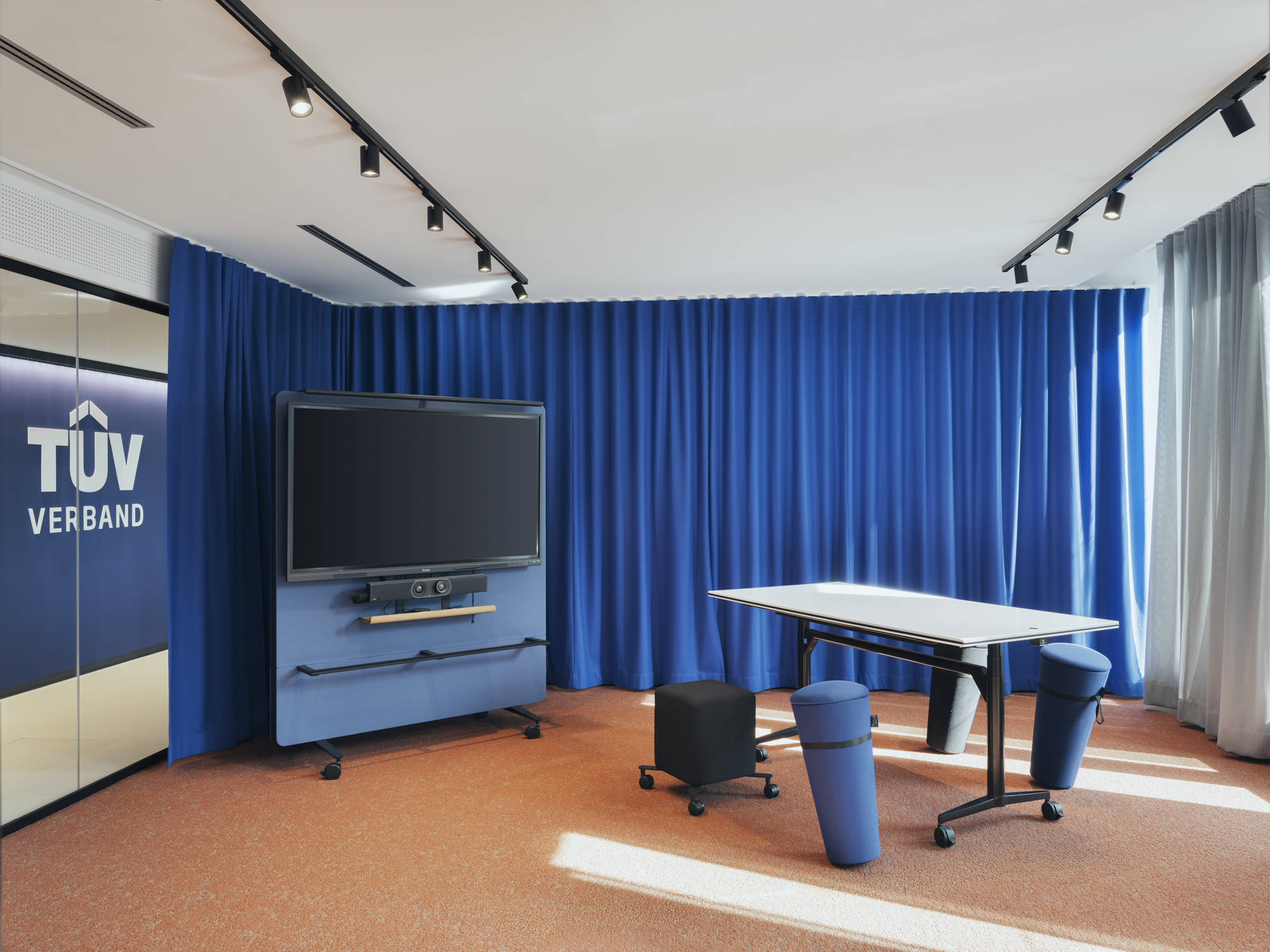 Das Wilkhahn-Programm Confair Next ermöglicht ein agiles Raumkonzept: Der klappbare, per Akku höhenverstellbare Timetable Lift kann als zusätzlicher Arbeitstisch und als Whiteboard genutzt werden.