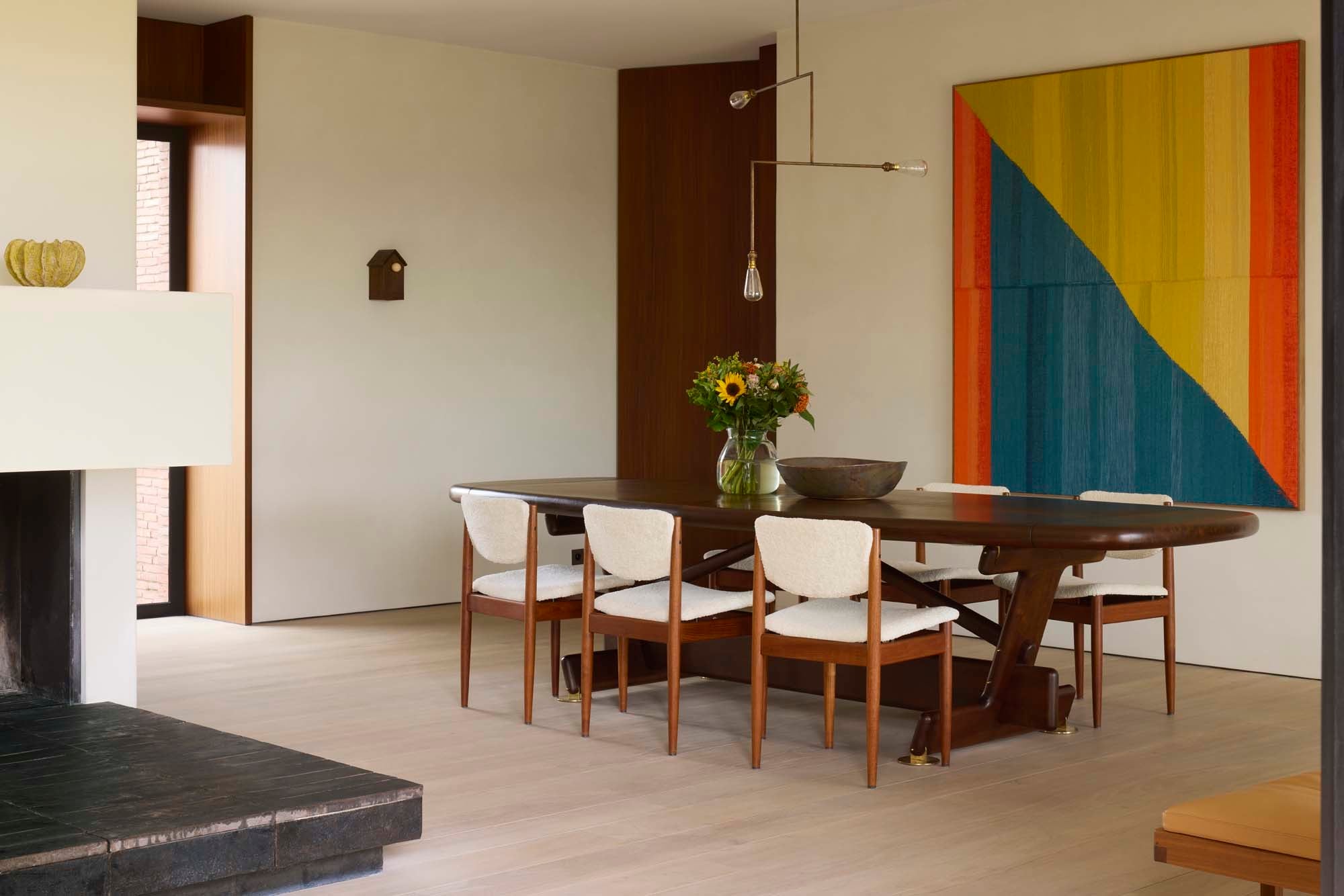 Handverlesene Möbel wie den Esstisch des brasilianischen Designers Sergio Rodrigues oder das geschwungene Sofa von Pierre Augustin Rose wählte Julie Thiers für das Wohnzimmer aus.