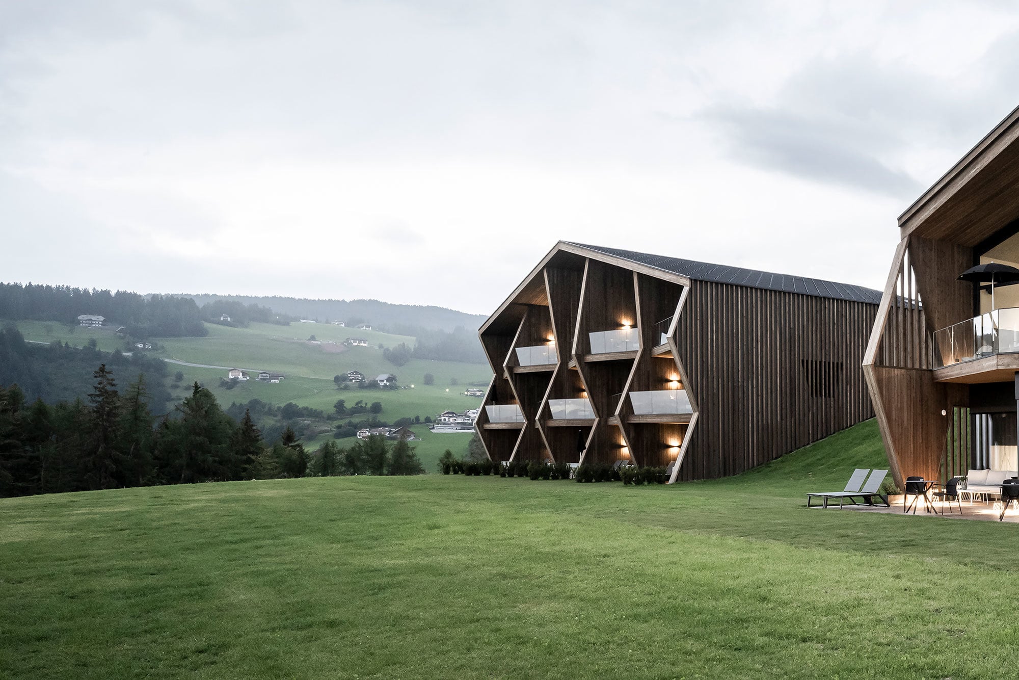 Wie Bienenwaben wirken die geometrischen Balkone des Hotels AEON in Südtirol.