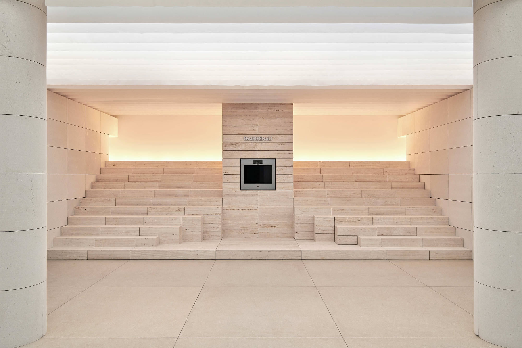Gaggenau: Der Backofen der Serie Expressive wurde bei der Ausstellung im Garten der Villa Necchi von einer zentralen Treppe aus Travertin in Szene gesetzt.