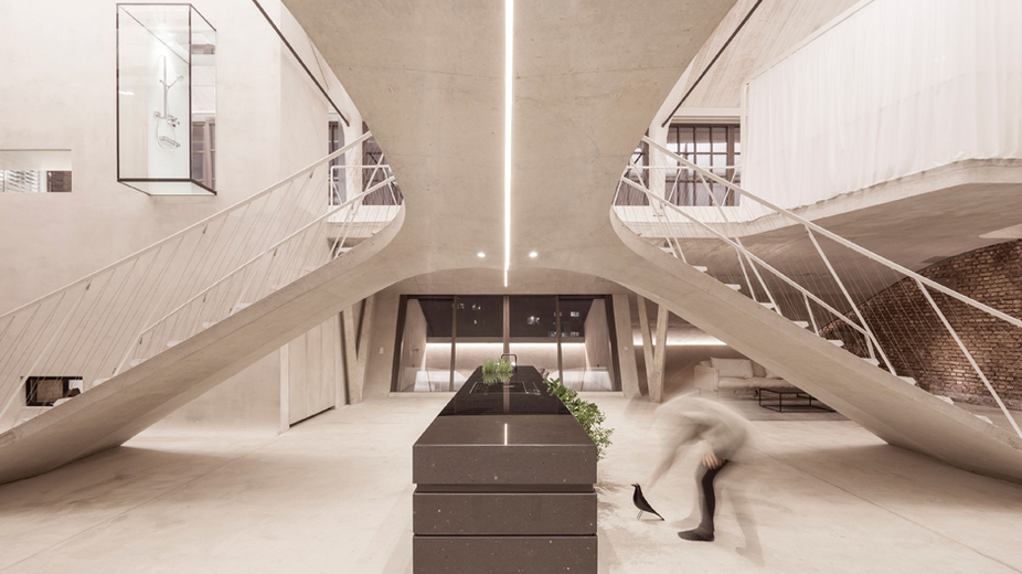 A curved staircase in the center structures the spatial structure. 
