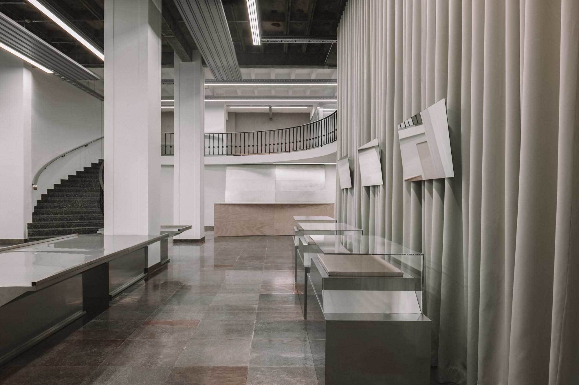 Historische Substanz trifft neues Interieur: Der originale Marmor- und Muschelkalkfußboden sowie das Treppengeländer zur eingehängten Empore sind die erhaltenen Zeugen der Erbauungszeit.