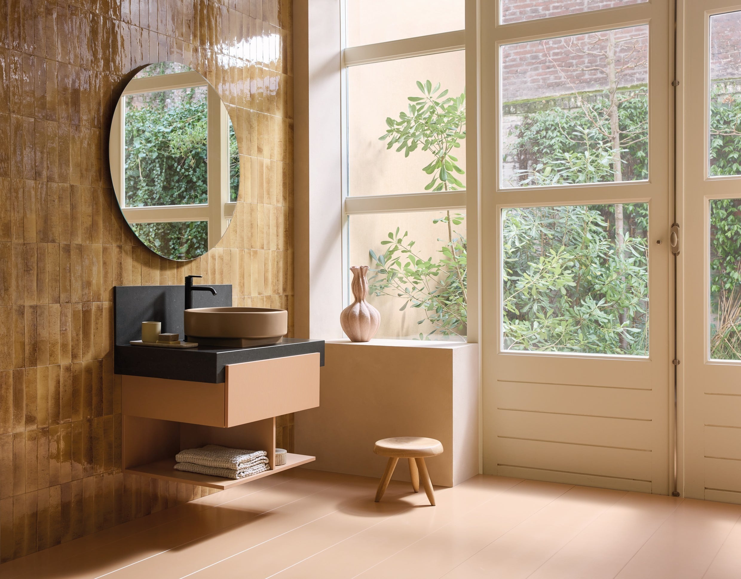 Die Serie Balcoon von Patricia Urquiola, die Duravit erstmals auf der ISH 2025 präsentiert hat, kombiniert organische Formen mit einer matten Farbpalette in Naturtönen.