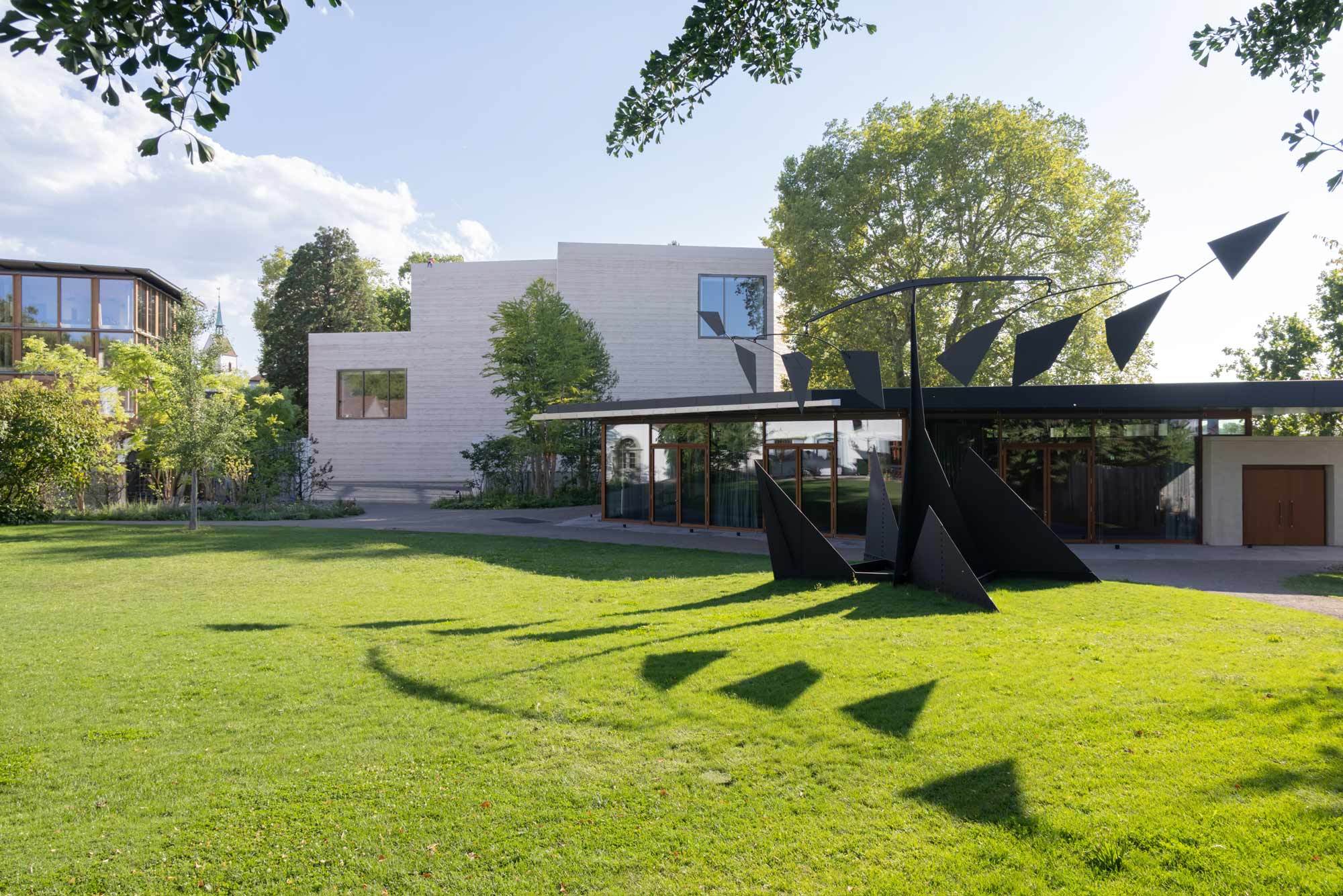 Der Ammann Pavillon vor dem erweiterten Ensemble der Fondation Beyeler 