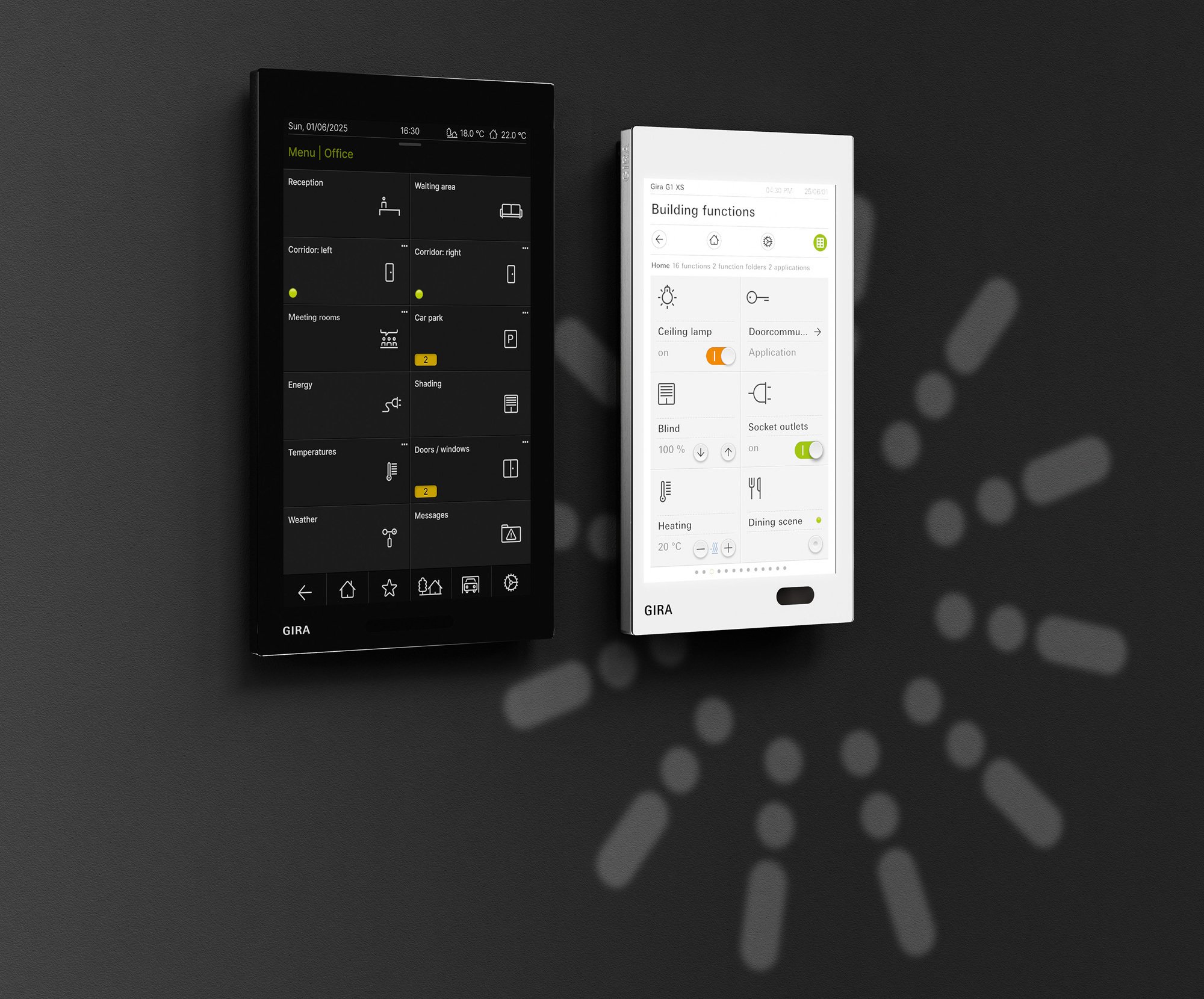 Gira G1 2. Generation (links) in Glas Schwarz und Gira XS (rechts) in Glas Weiß.