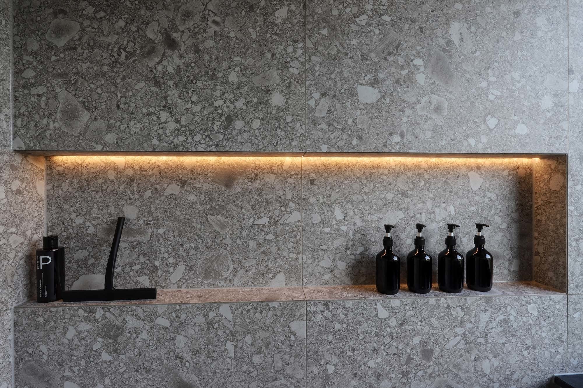 In die Wand eingelassene Lichtleisten schaffen eine besondere Raumatmosphäre.