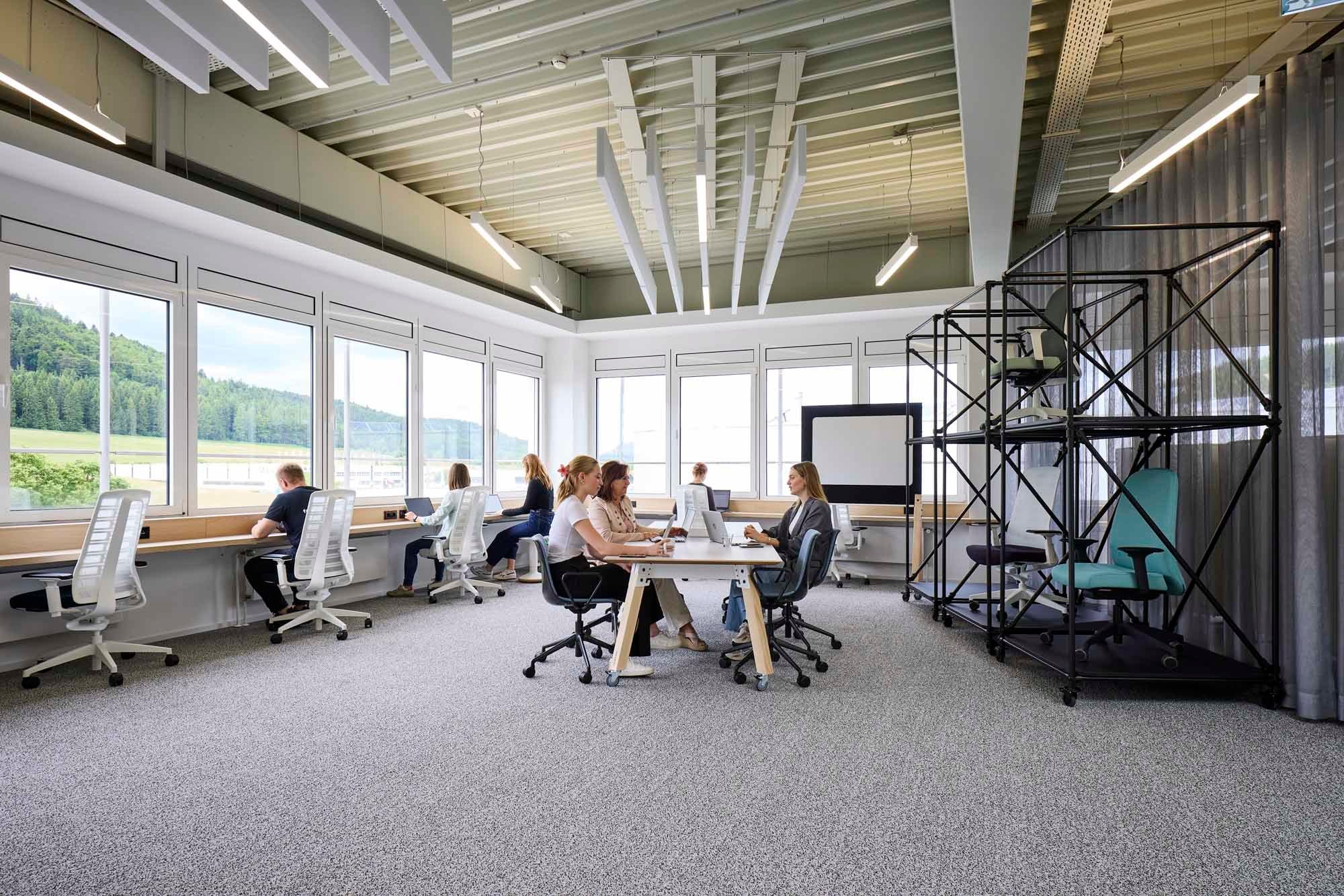 Offene Raumlandschaften statt klassischer Flure: Interstuhl zeigt, wie Activity Based Working in der Praxis funktioniert. Hier: zentral gelegene Meetinginsel