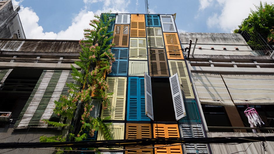 Durchlässige Pufferzone: Fassade aus recycelten Klappfenstern