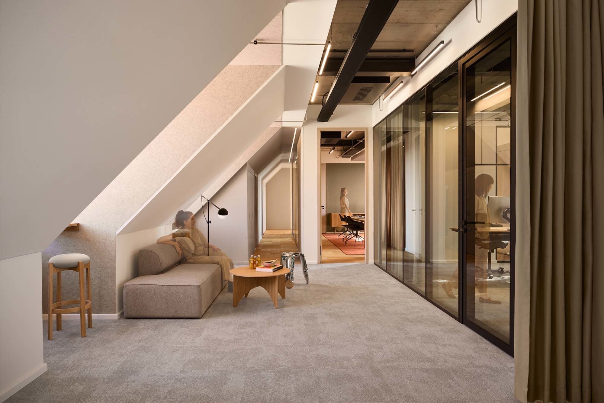 Ebenso wichtig wie Plätze für konzentriertes Arbeiten sind Lounge-Bereiche, die als informelle Orte für Austausch und kurze Pausen genutzt werden.