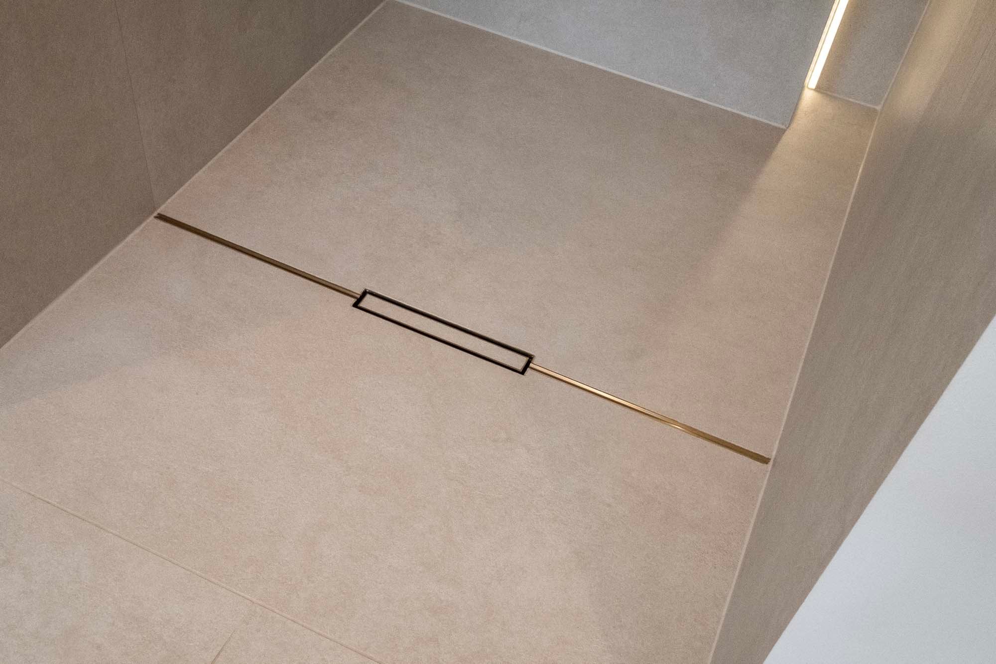 Designstatement in Messing: CeraFloor Individual