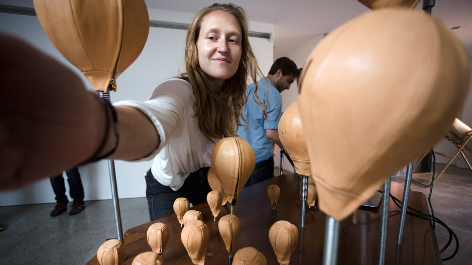Nachrichten werden mithilfe eines „Workoutcomputers“ geboxt. Foto: Bettina Matthiessen – Vitra Design Museum