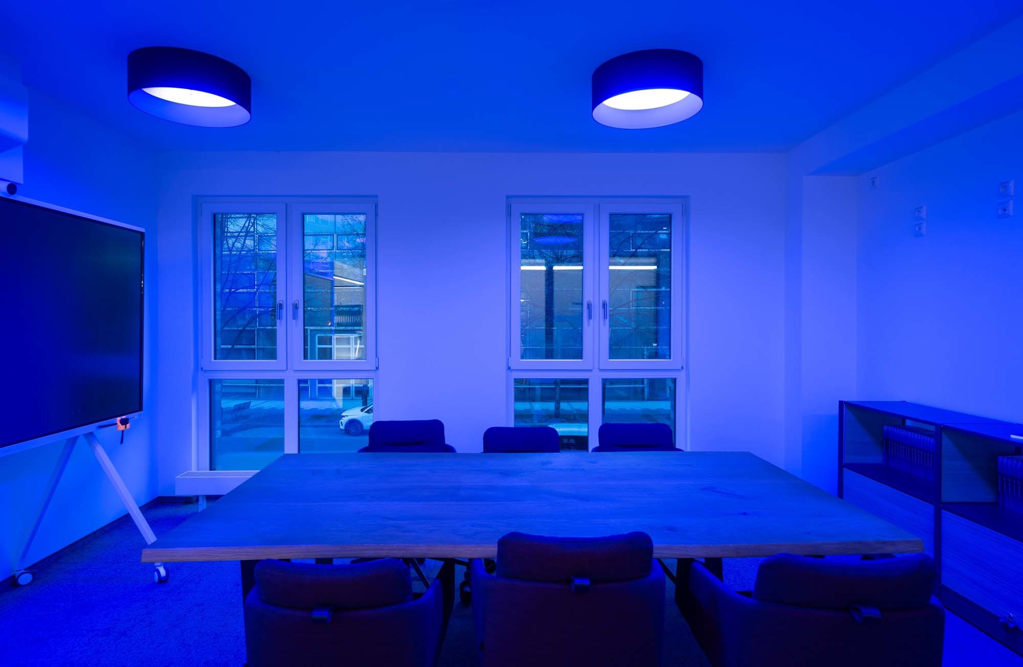 Nachts lässt sich der Violettanteil der Tagora INTEGRALIS© auf bis zu 100 Prozent erhöhen. Das Licht wirkt auf beleuchteten Oberflächen antimikrobiell, insbesondere gegenüber lichtempfindlichen Bakterien.