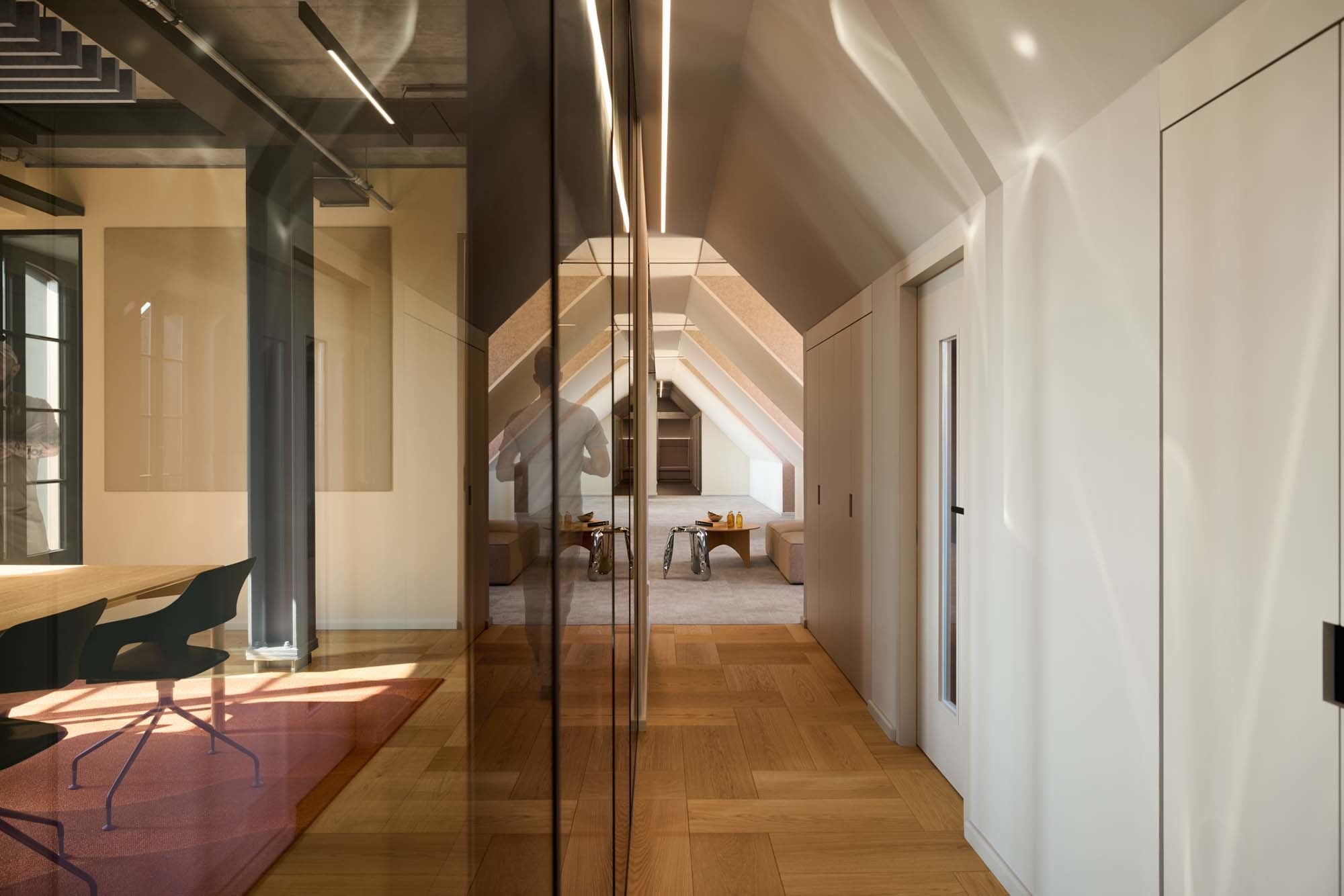 Tages- und Kunstlicht strukturieren die neuen Räume.