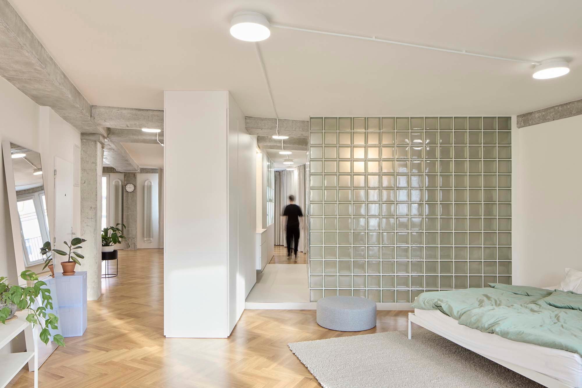 Blick vom Schlafzimmer in Richtung Bad: Glasbausteine bringen Tageslicht bis in die Sanitärbereiche und sorgen gleichzeitig für Privatsphäre.