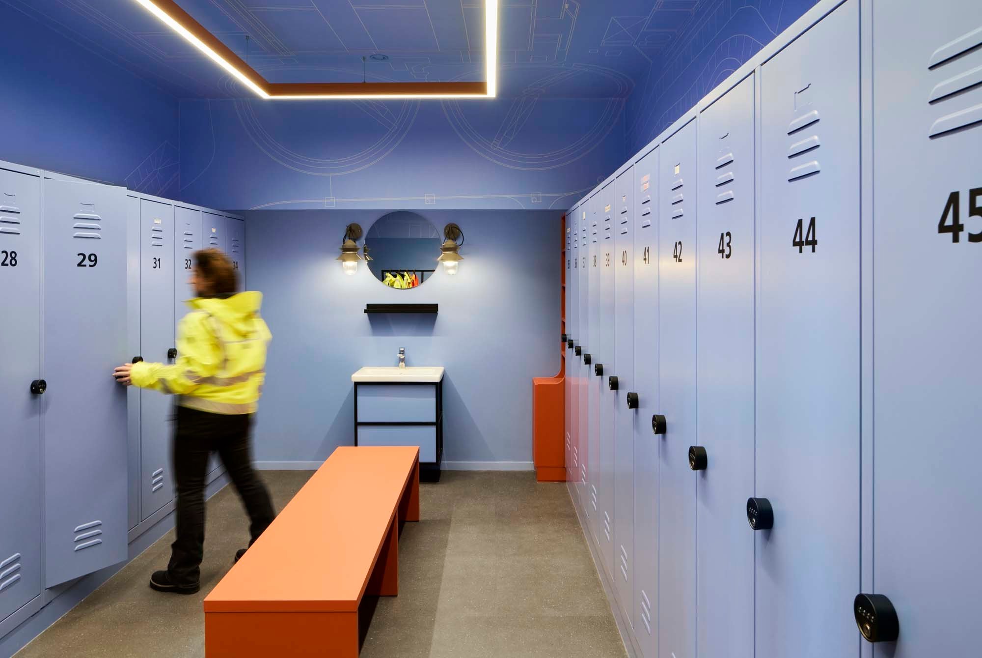 „Blue Collar“-Umkleiden: Speziell gestaltete Umkleidebereiche bieten Mitarbeiter*innen, die häufig auf Baustellen oder im Außendienst unterwegs sind, Komfort und Rückzugsraum.