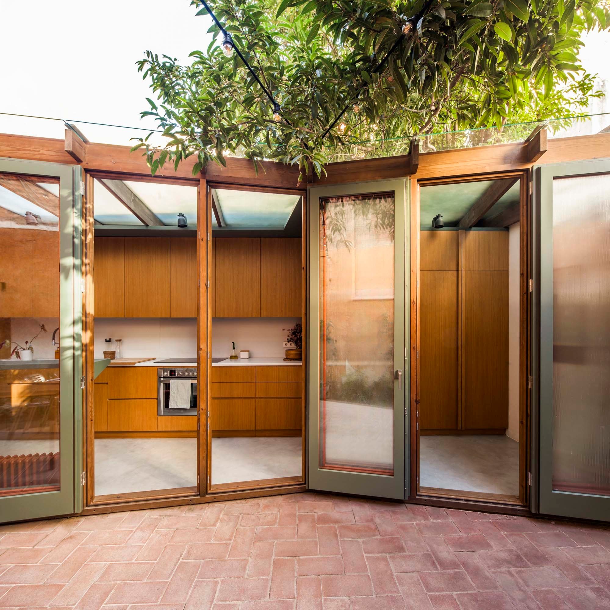 Der Übergang vom Innenraum in den Außenraum ist fließend gestaltet.