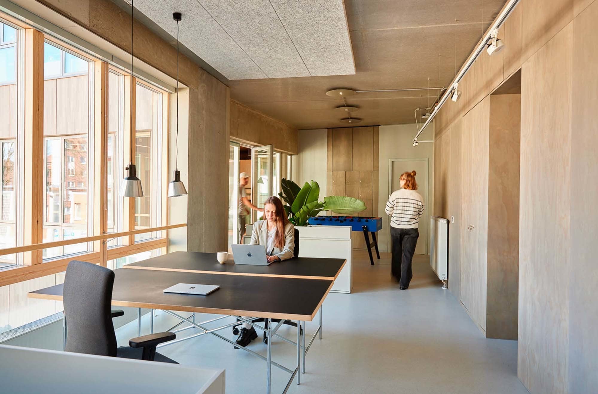 Große Fenster und Wände aus Glas versorgen die Innenräume mit natürlichem Licht.