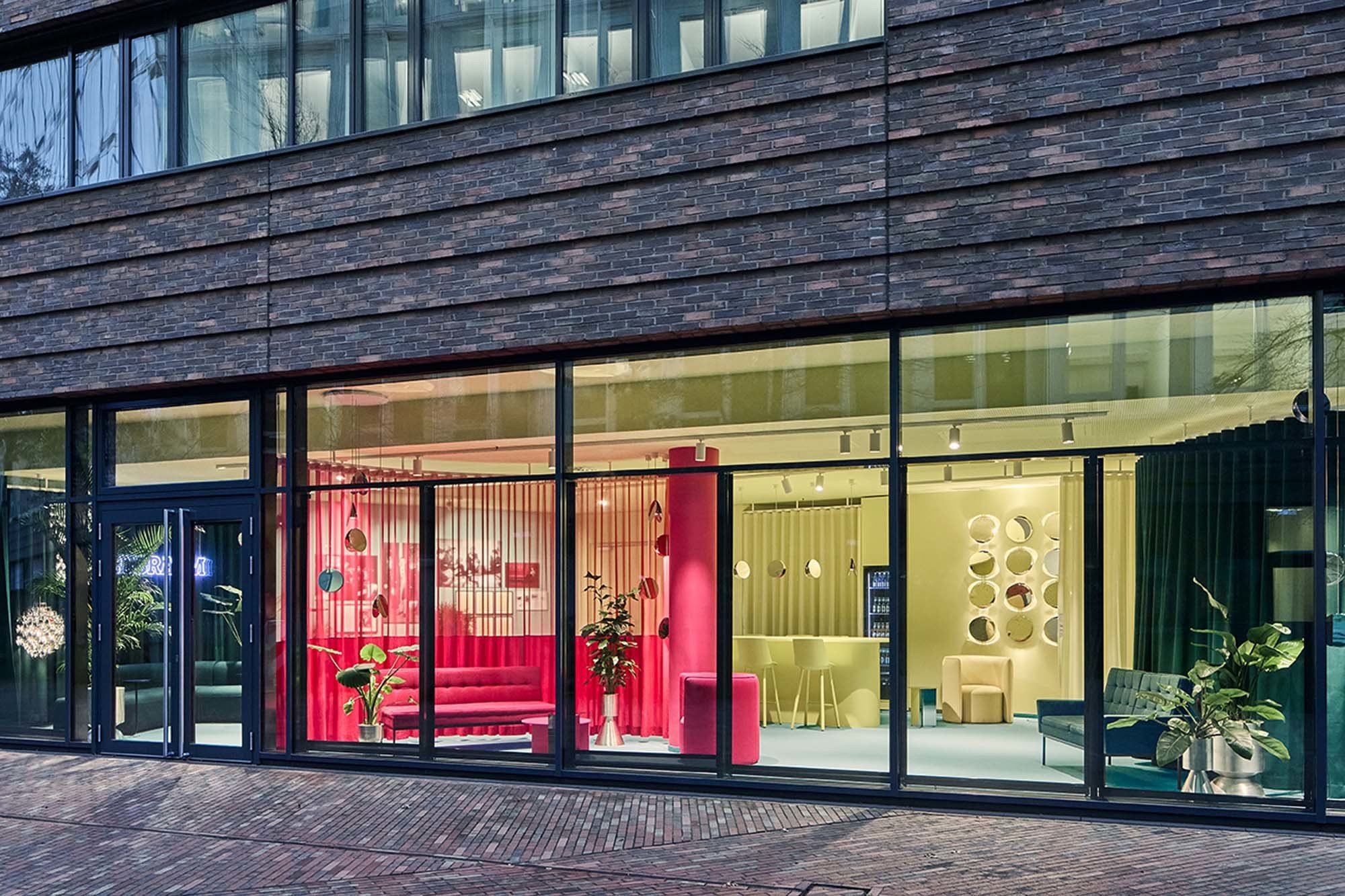 Verner Panton inspiriert neu – Originalmöbel und zeitgemäße Interpretation schaffen ein gestalterisches Statement im neuen Clubraum des Spiegel-Verlags