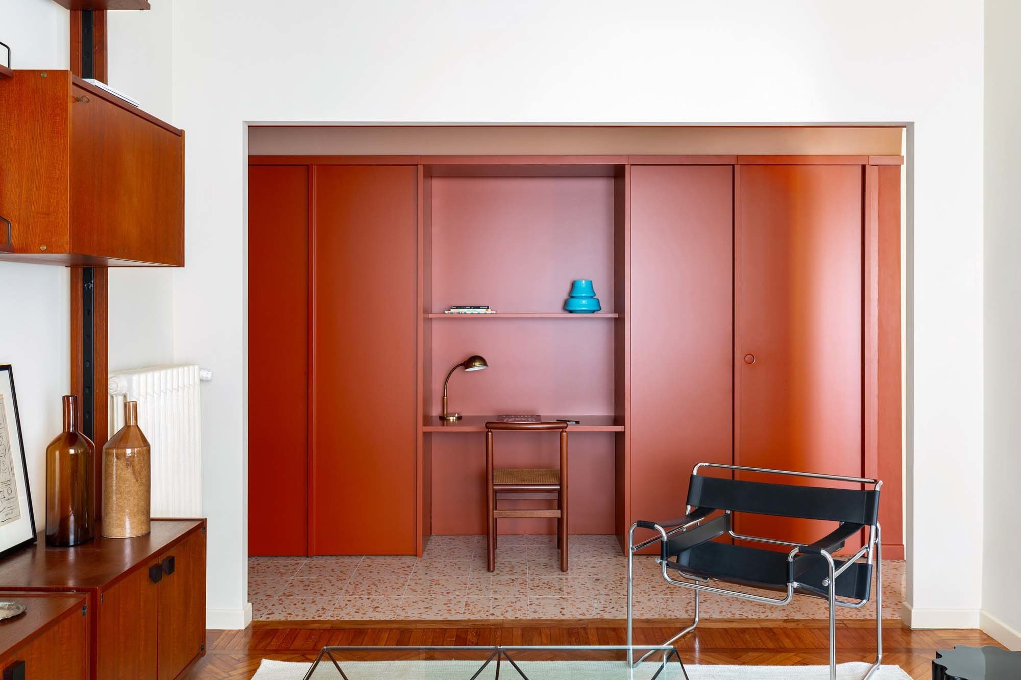 Praktisch in den Einbauschrank integriert: eine kleine Arbeitsnische. Davor steht ein Bauhaus-Klassiker, der Sessel Wassily von Marcel Breuer, hergestellt von Knoll.
