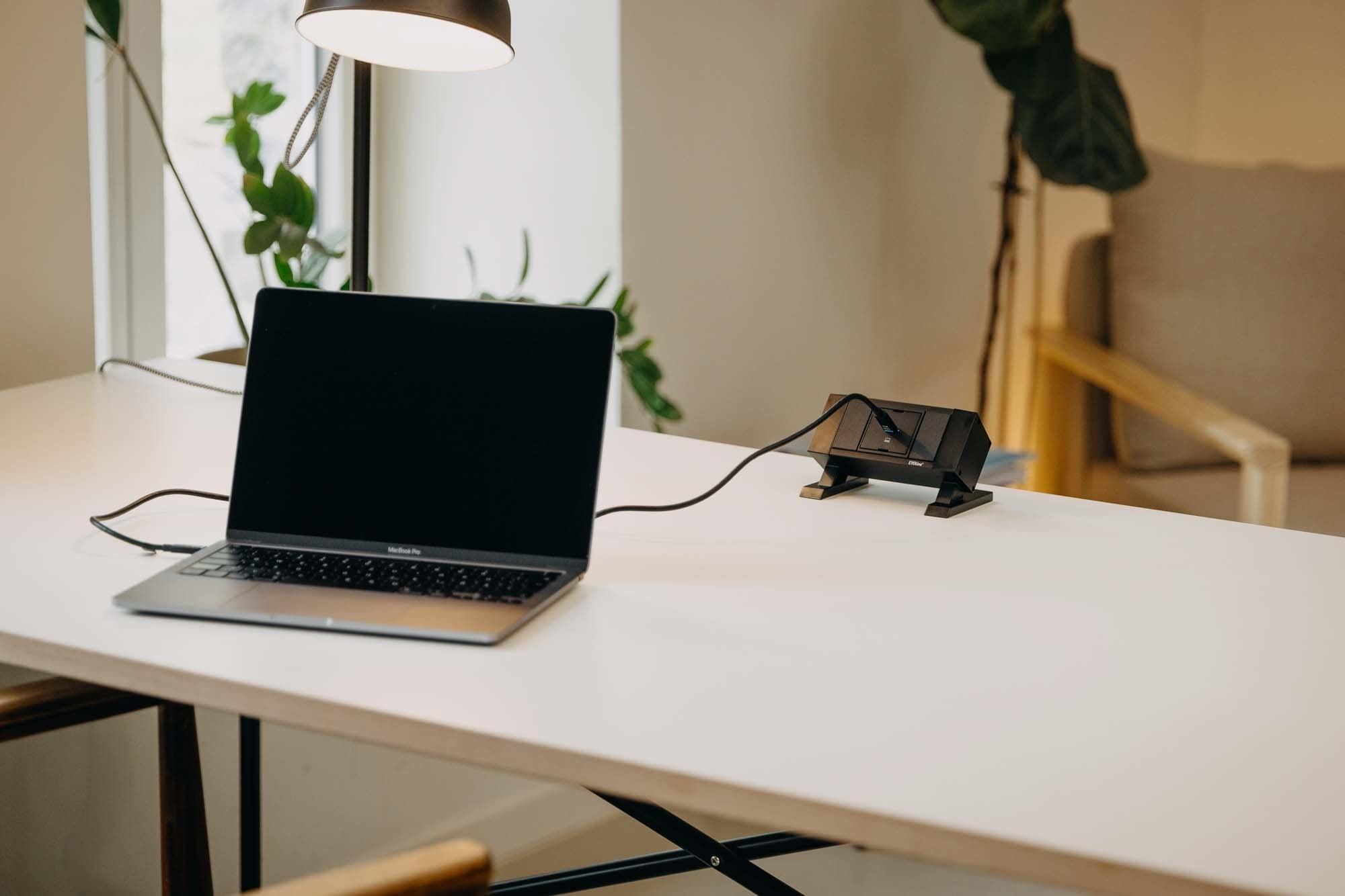 Der EVOline Replicator erweitert den Arbeitsplatz um ein kompaktes USB-C-Dock für Strom, Bild und Daten.