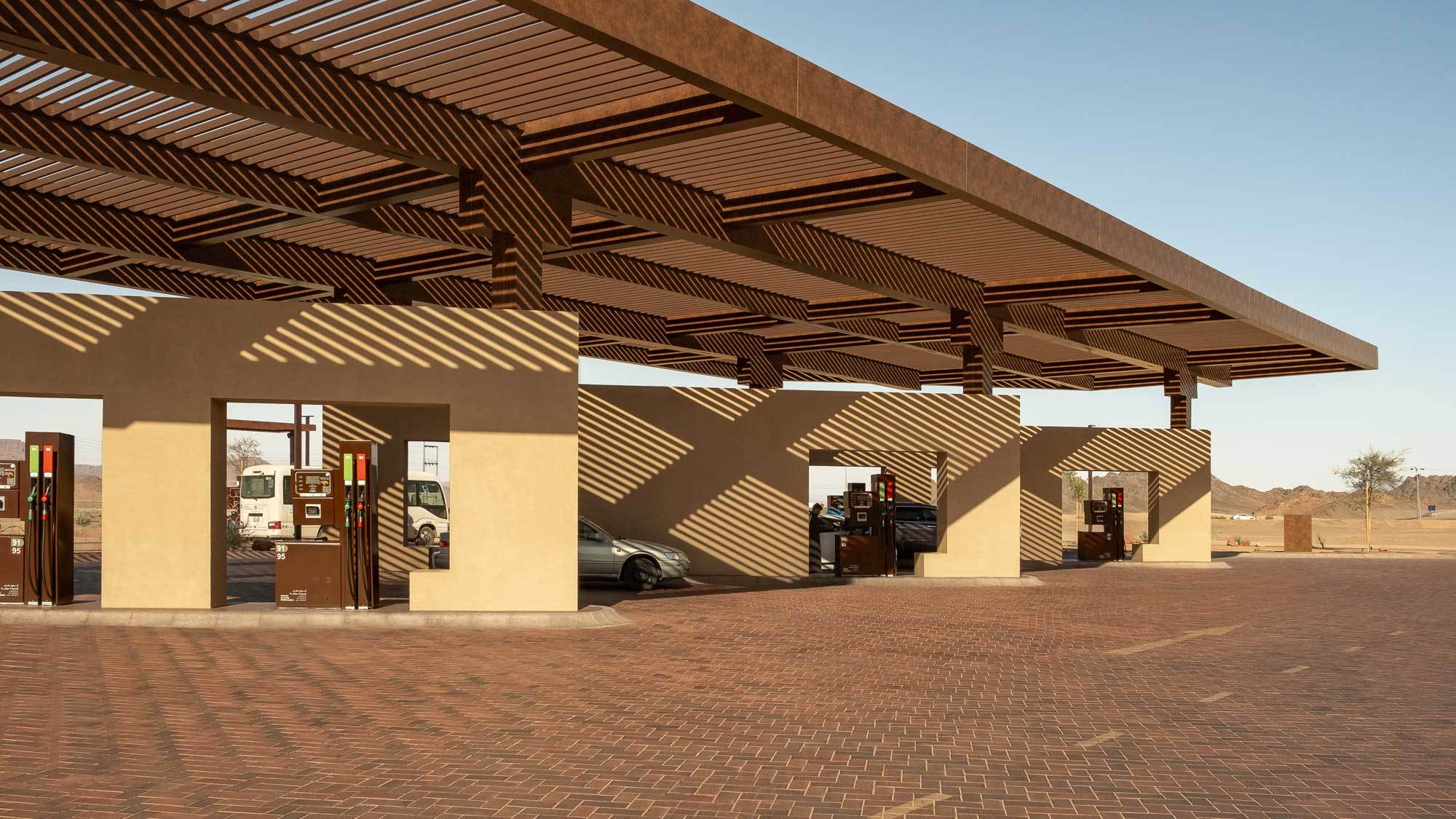 PROJEKTE IN ALULAAl-Muthalath-TankstelleOhne Auto ist man verloren in der Wüste, wo man weite Strecken zurücklegen muss.