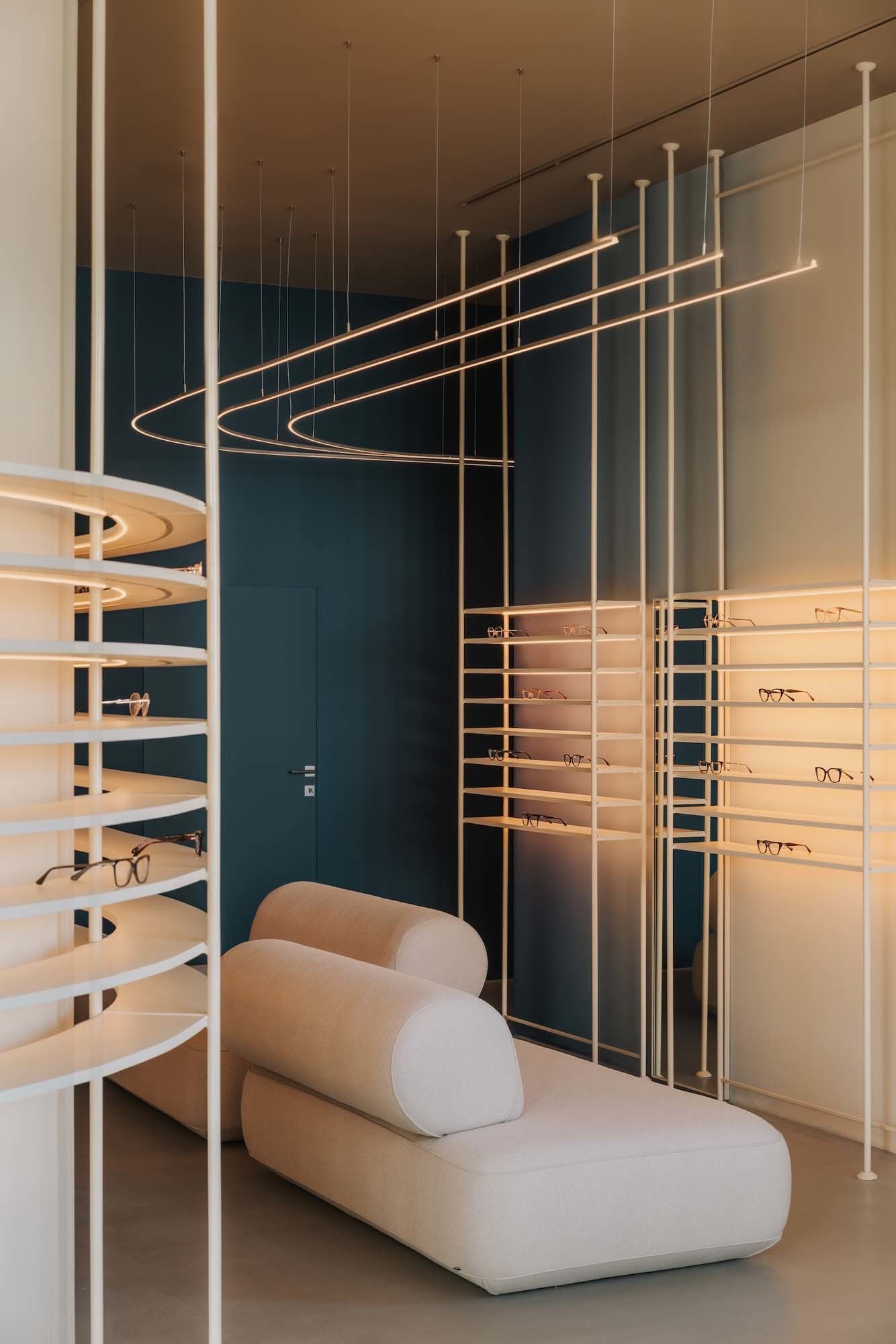 Lichtbänder führen in die innenliegenden Räume. Sie symbolisieren Gehirnbahnen, die mit dem Auge verbunden sind.