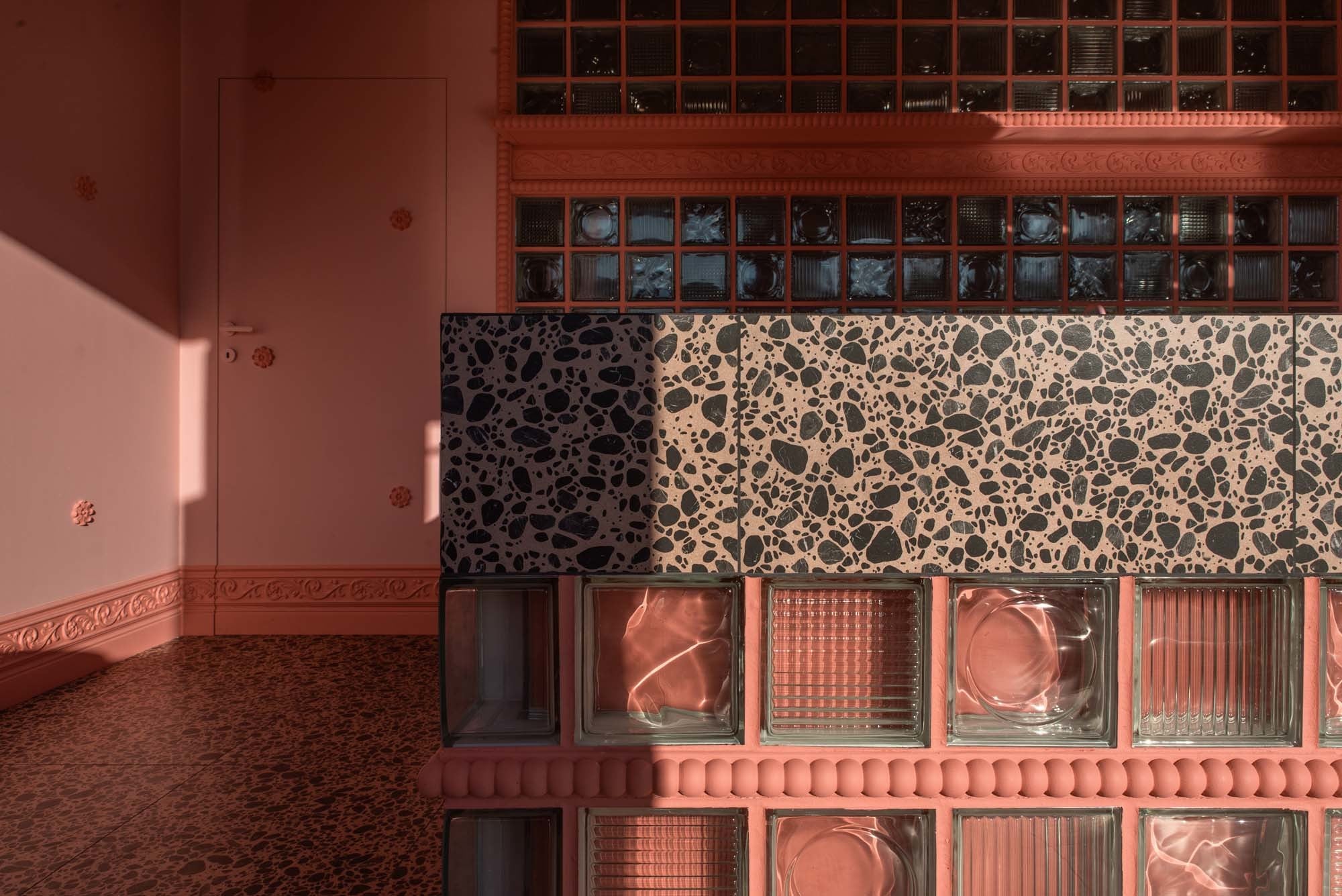 Stuckgesimse, Rosetten und kugelförmige Elemente greifen Motive des Konditorhandwerks auf und übersetzen sie in eine räumliche Sprache.