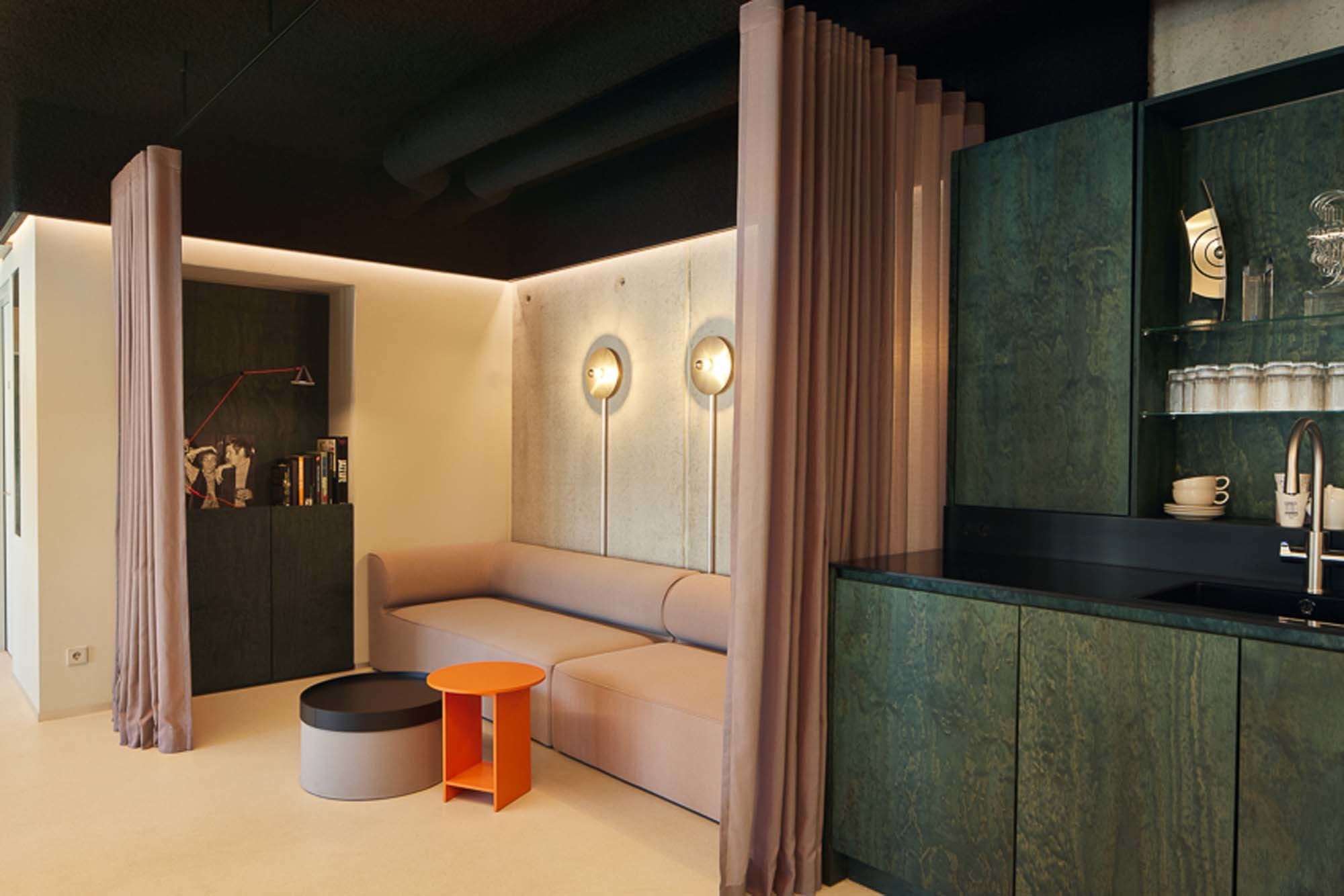 Dunkelgrün lasierte Schrankwände bringen Tiefe in die Räume.