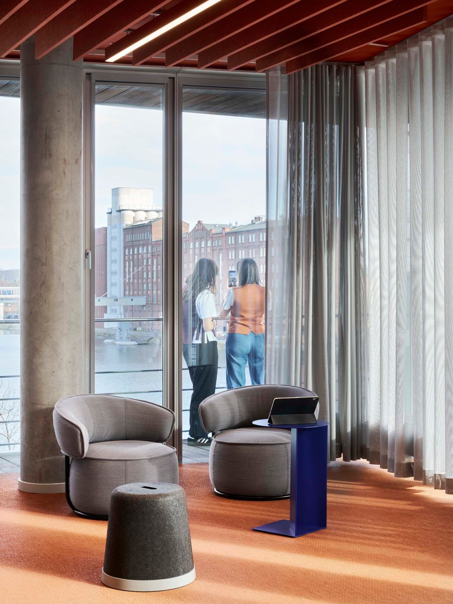 Das Projekt zeigt, wie kommunale Arbeitswelten Offenheit, Gemeinschaft und Identität räumlich ausdrücken können.