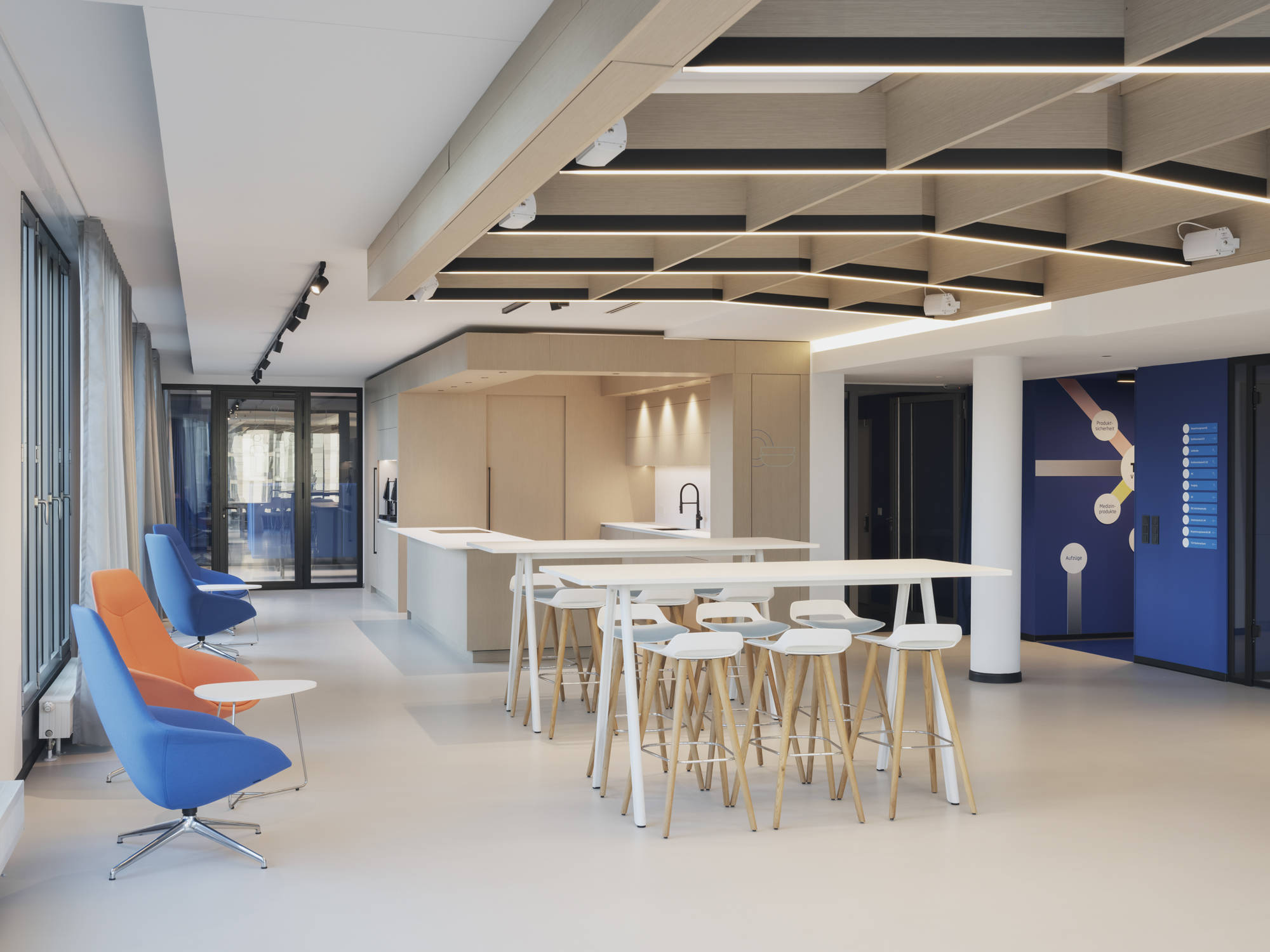 Das Interiordesignbüro Susanne Philippson gestaltete die neue Arbeitswelt des TÜV-Verbands in Berlin und strukturierte die rund 1.200 Quadratmeter große Fläche in flexible Zonen für Konzentration, Austausch und hybride Zusammenarbeit.