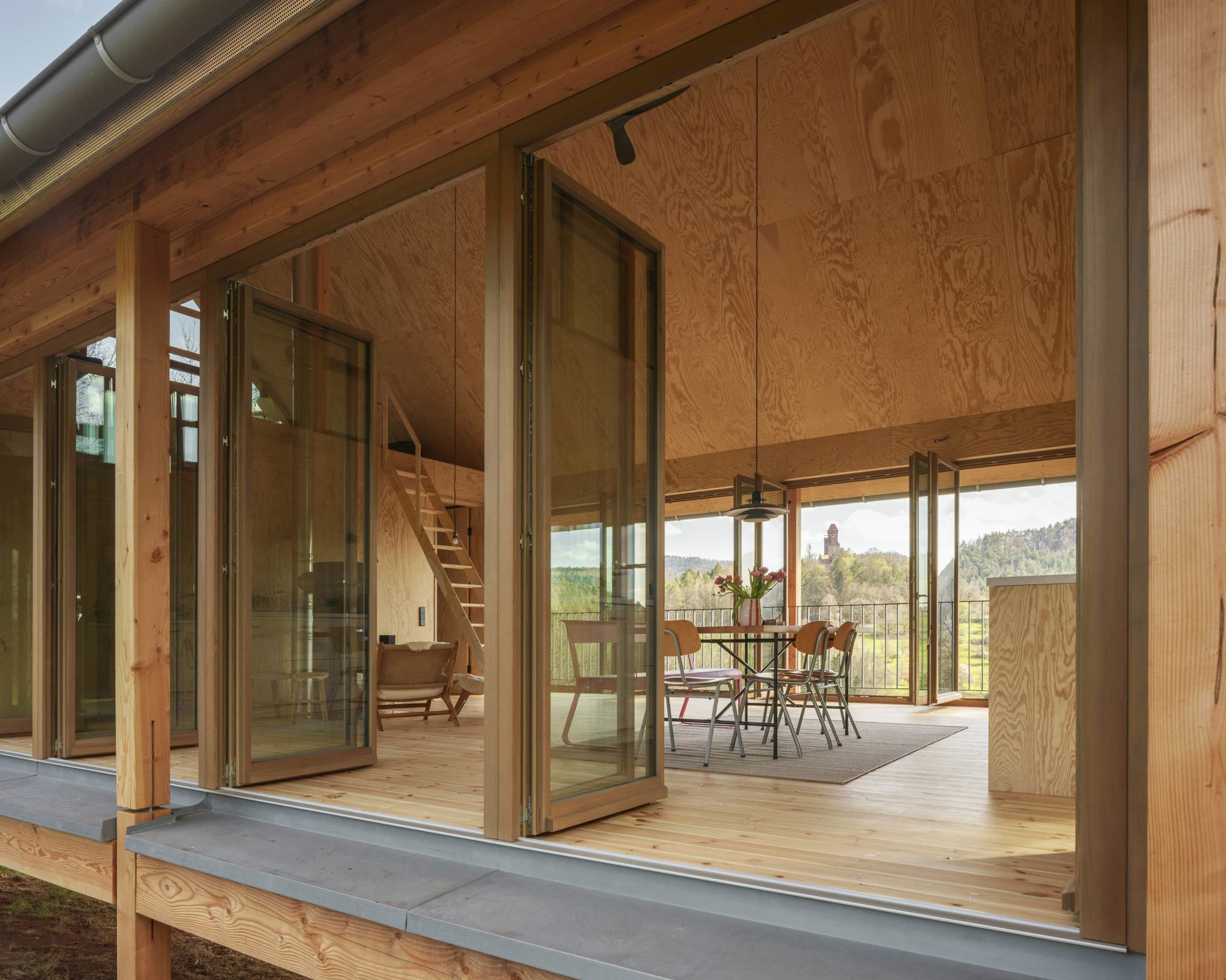 Die großen Fenster des Holzbaus lassen sich zu beiden Seiten öffnen.
