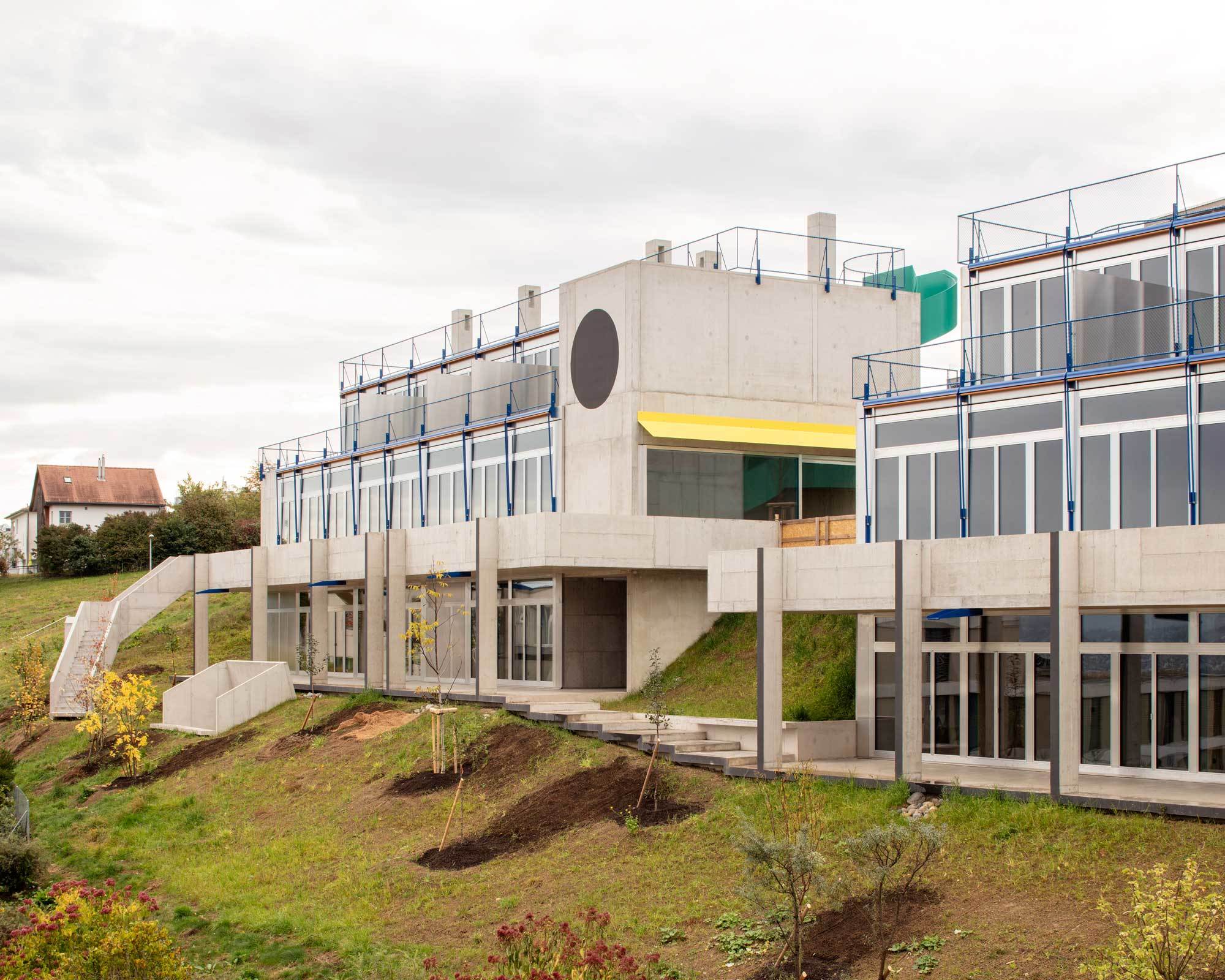Offene Grundrisse, Sichtbeton und farblich akzentuierte Küchen-, Bad- und Treppenmodule charakterisieren das Interior der Wohnungen.