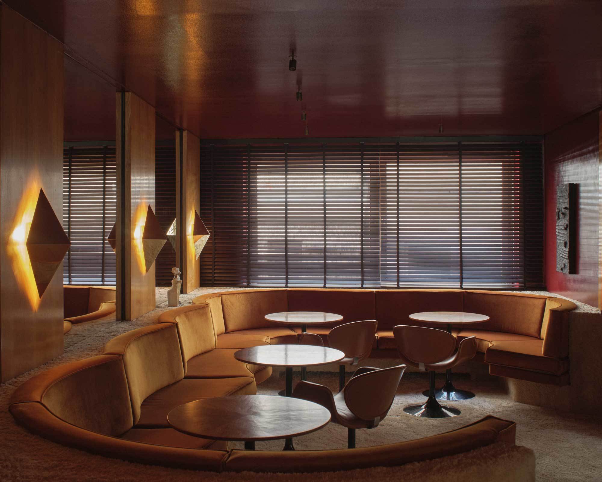Das Hotel Aurora in Meran wurde von Hannes Peer Architecure umgebaut und im Dachgeschoss um 19 Suiten erweitert. Im Bild: die weitgehend original erhaltene Listenening Bar.