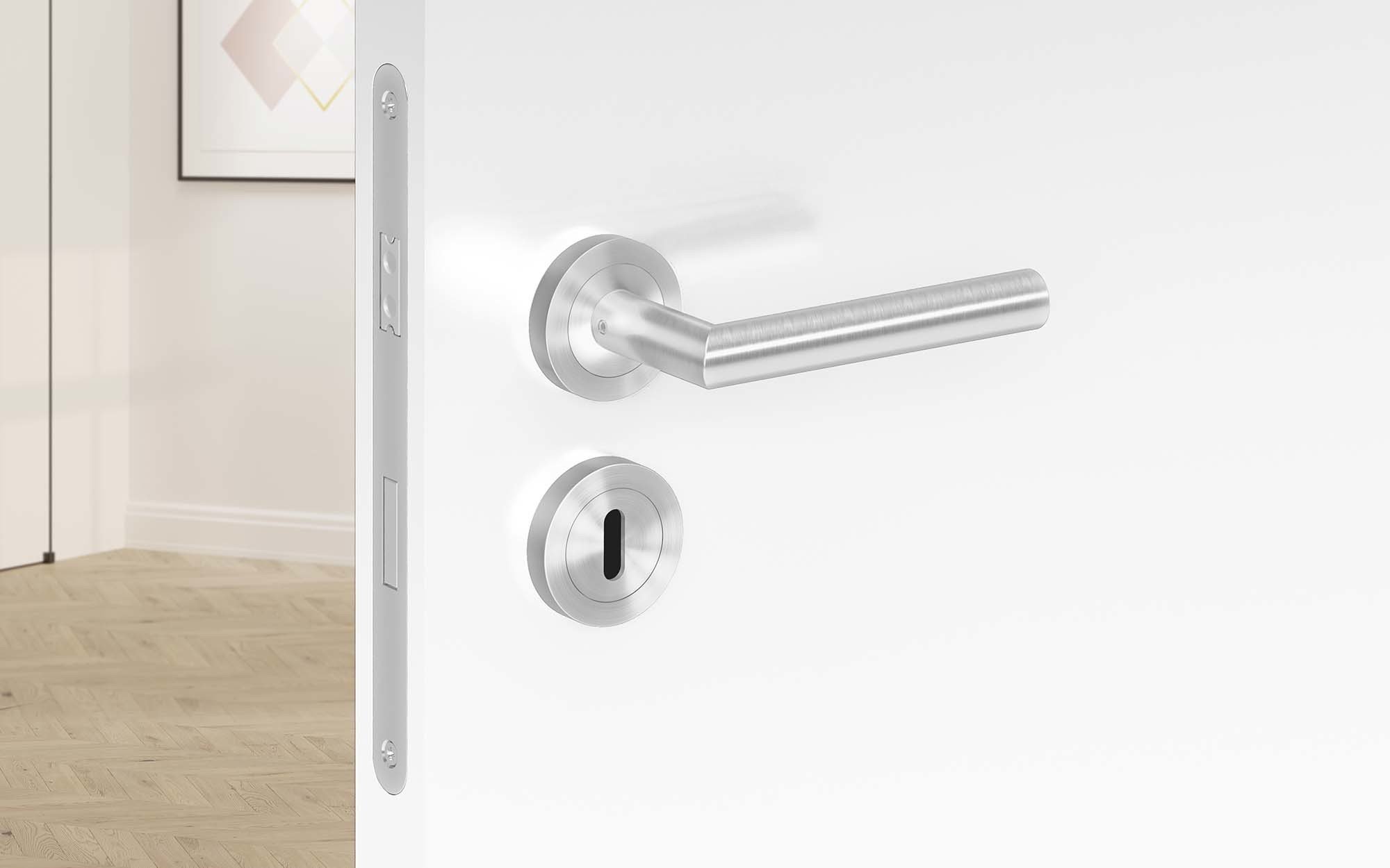 Der Türgriff-Modell Rhodos in Edelstahl matt von Karcher Design bildet einen Kontrast zu den lokalen, rustikalen Baumaterialien.