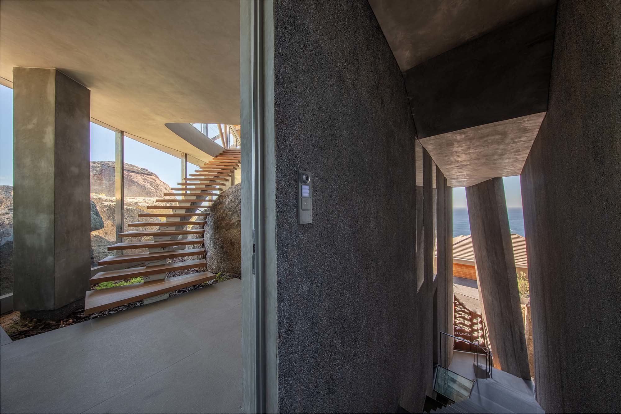 Technisch wird die Villa über ein KNX-System von Gira gesteuert, das Beleuchtung, Klima und Beschattung miteinander vernetzt.