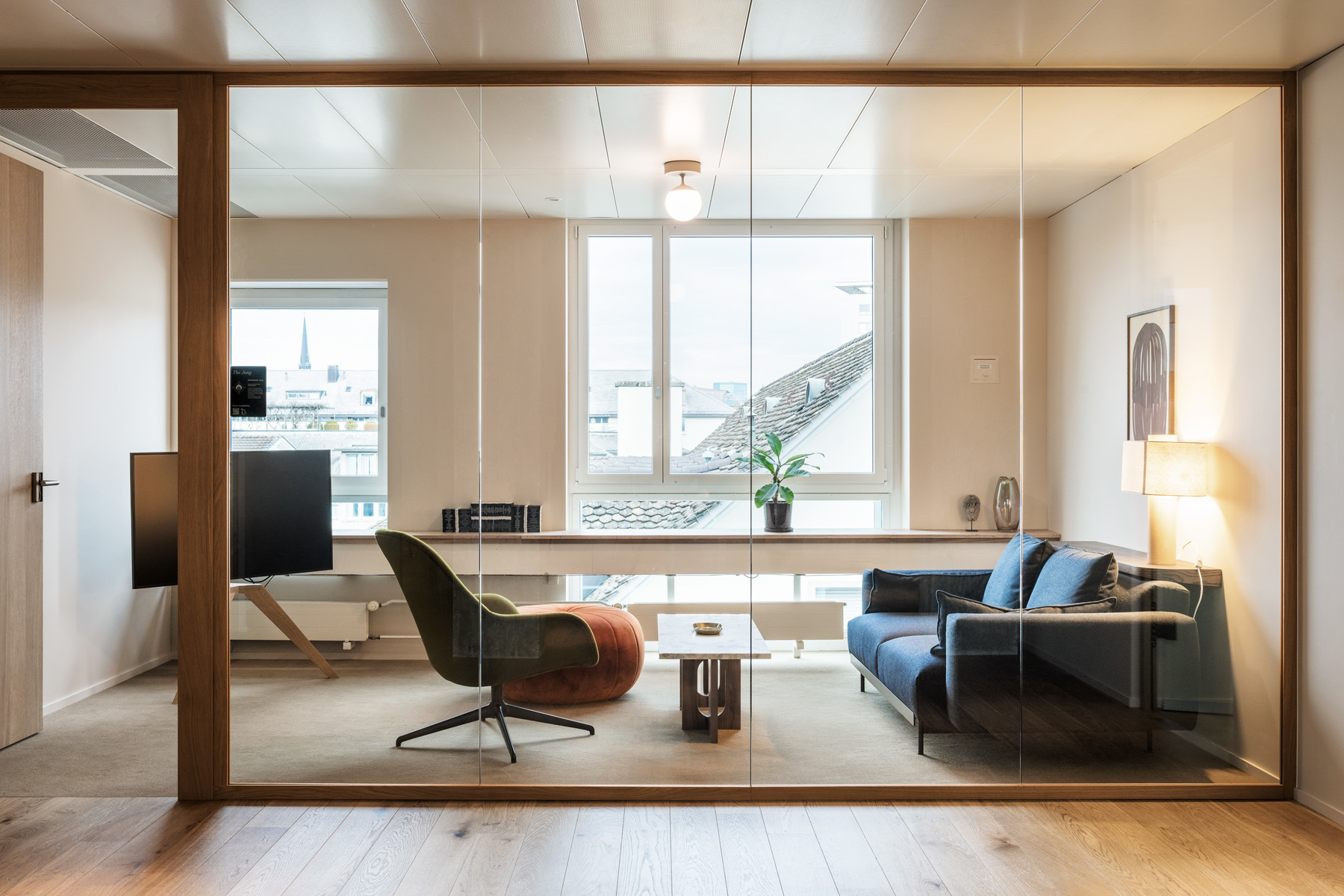 Um das Licht in die innen liegenden Räume zu lenken, nutzten die Architekt*innen bei der Unterteilung der Fläche die Ganzglas-Systemtrennwand T50 von Goldbach Kirchner.
