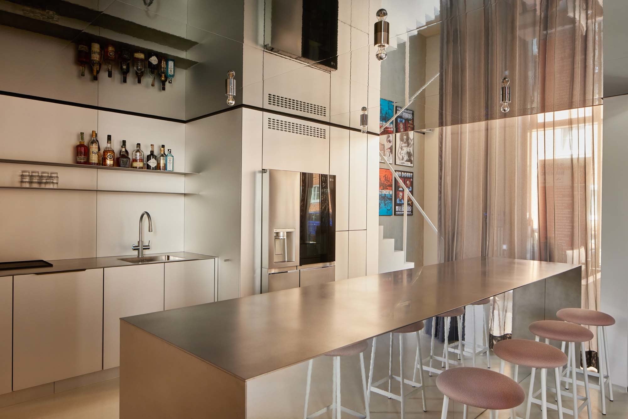 Die Küche wirkt durch ihre Spiegeldecke großzügig.