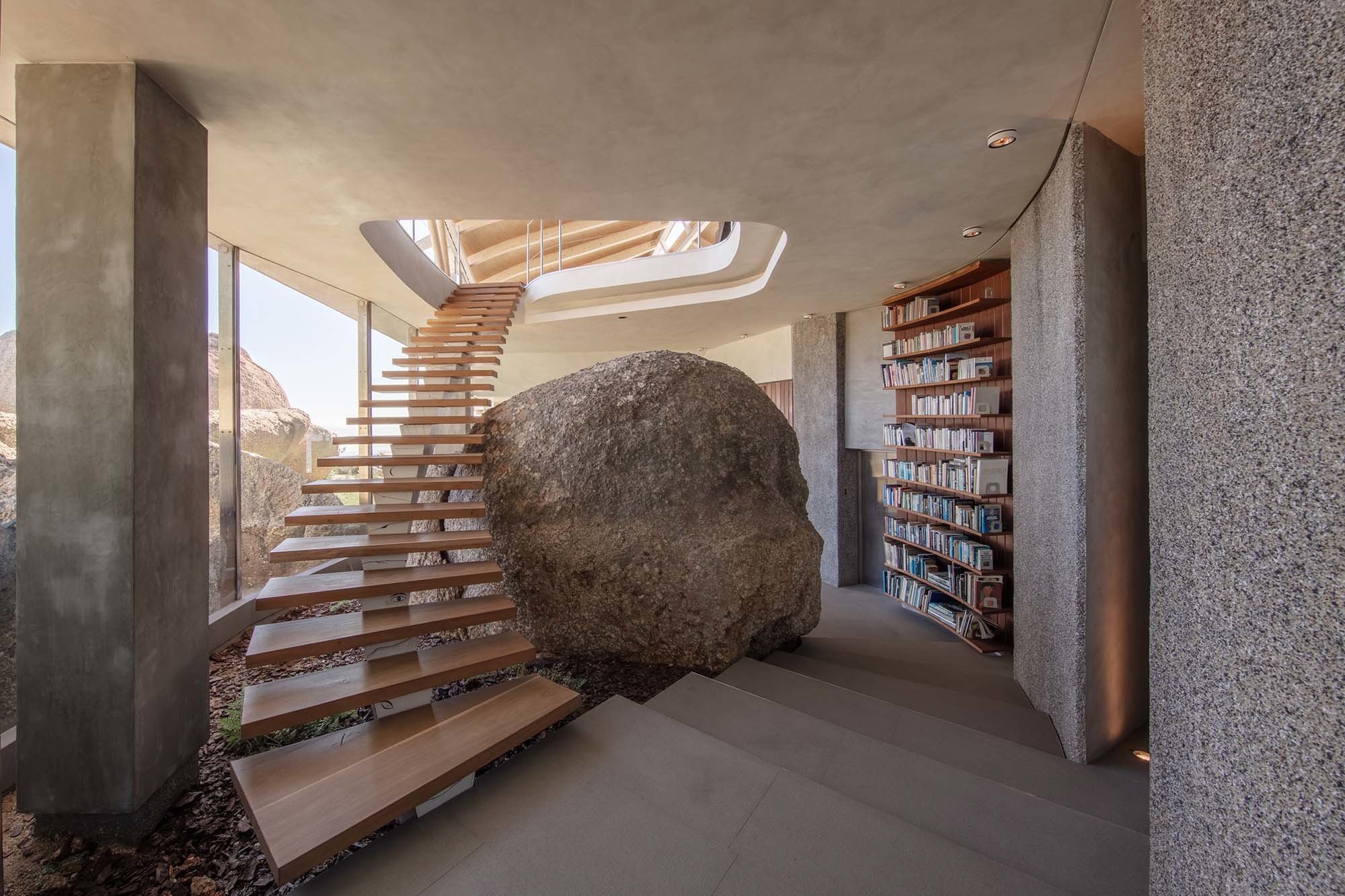 Felsformationen wurden in die Räume integriert und machen die Kraft des Orts unmittelbar erfahrbar.