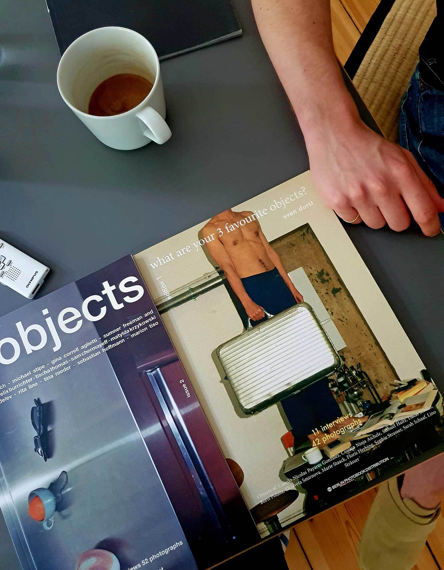 Interviewsituation mit der Zeitschrift 3 Objects, die Sven Durst verlegt. Er schreibt auch sämtliche Texte und fotografiert.