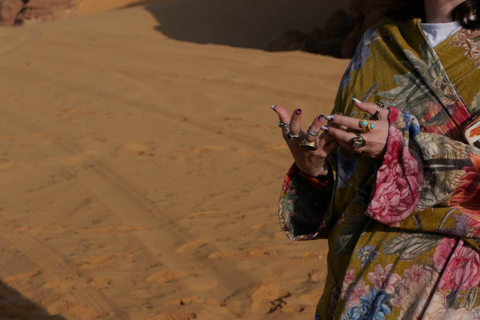 DESERT X ALULA UND WADI ALFANNCo-Kuratorin Hafsa Alkhudairi erklärt das Kunstprojekt Wadi AlFann, das 2030 fertiggestellt sein soll.