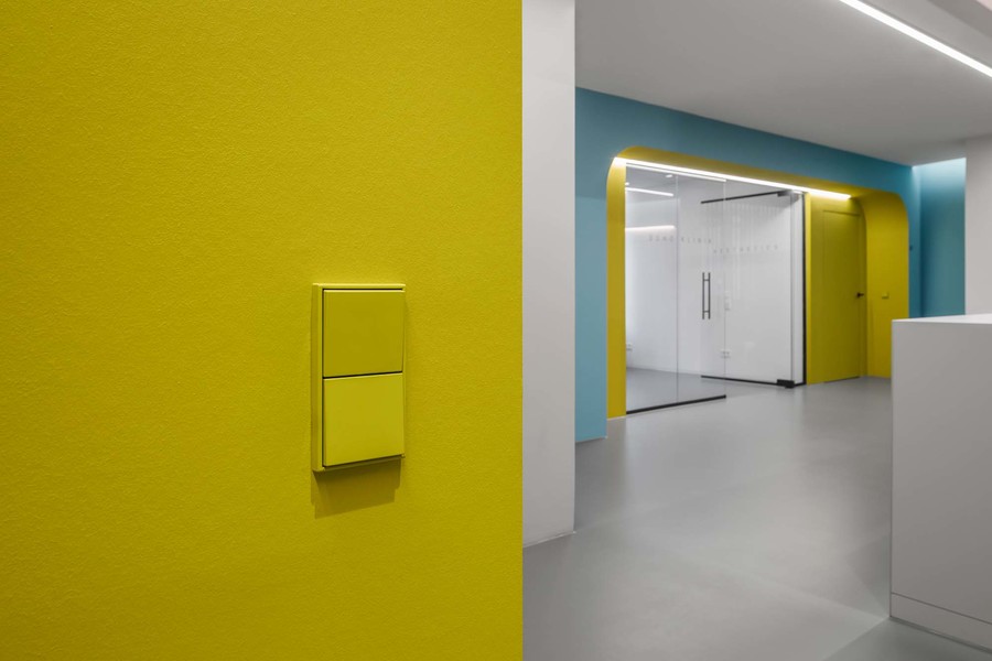 To make the design look like it was all of a piece, 12:43 Architects chose the classic LS 990 in Les Couleurs® Le Corbusier from JUNG.