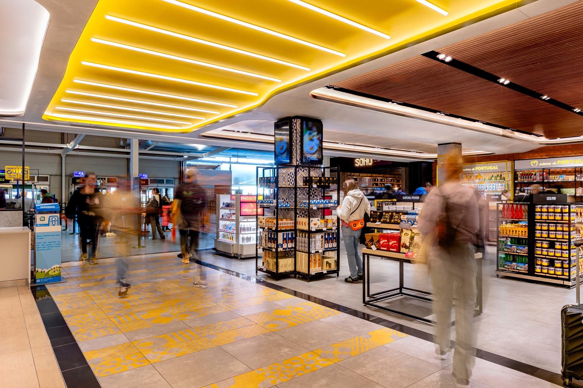 Duty-free-Shop in Lissabon von The Design Solution mit Boden von Iris Ceramica Group