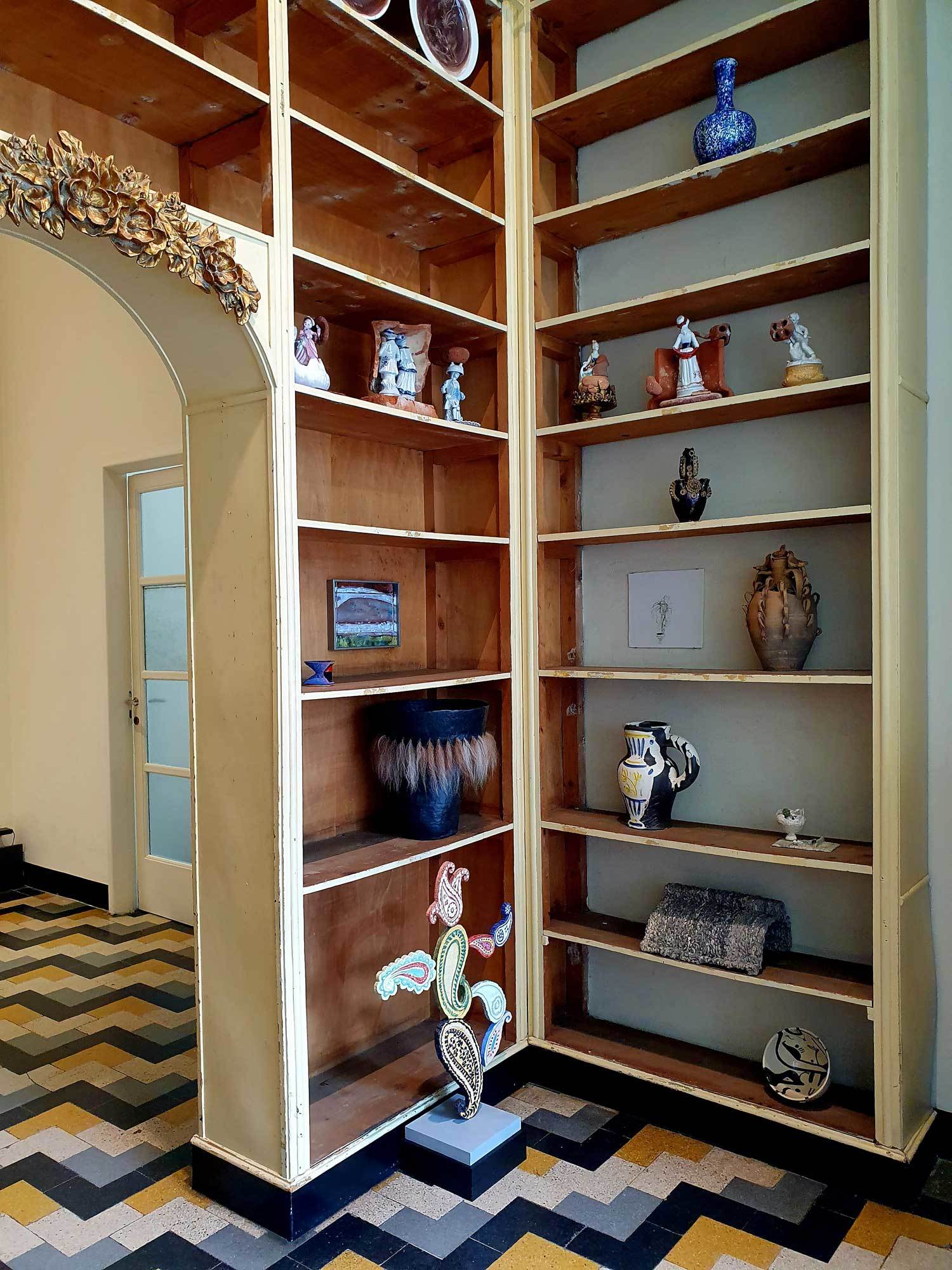 STUDIO & GALERIEBlick in die aktuelle Keramikausstellung, die gemeinsam mit der Athener Galerie Eleftheria Tseliou zur Milan Design Week 2026 enstanden ist.