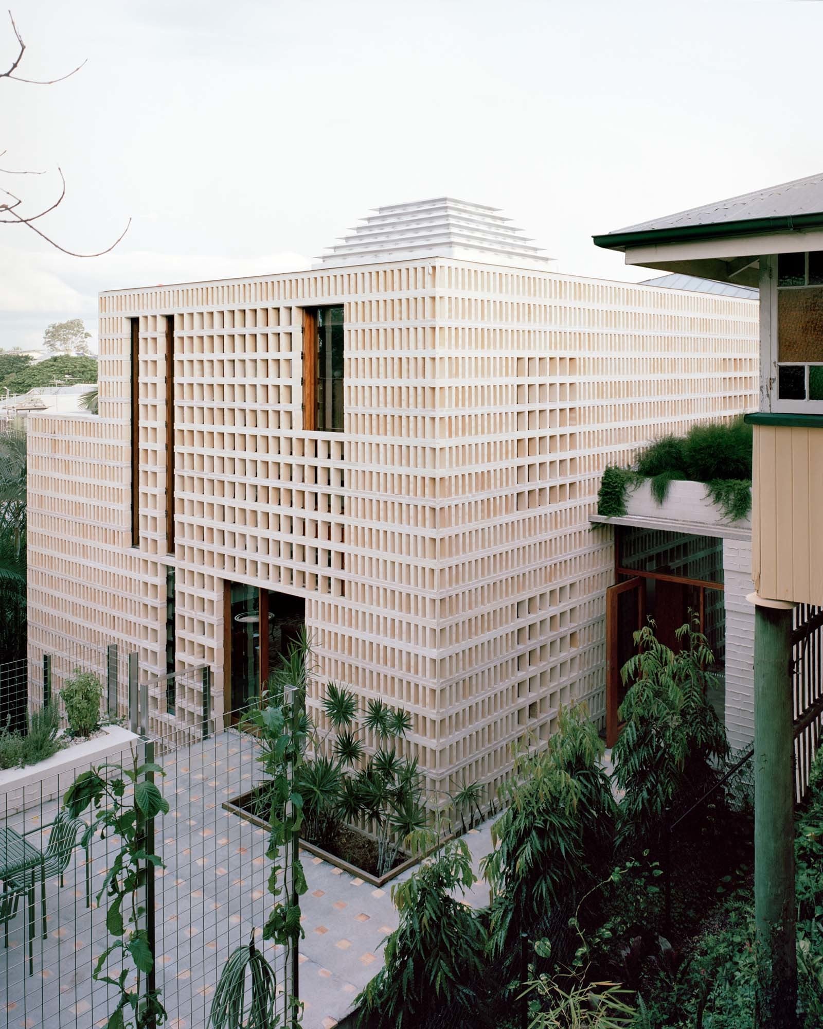Mit einer Gitterstruktur schützt der Architekt Peter Besley das Mehrgenerationenhaus Birdwood vor der Sonneneinstrahlung.